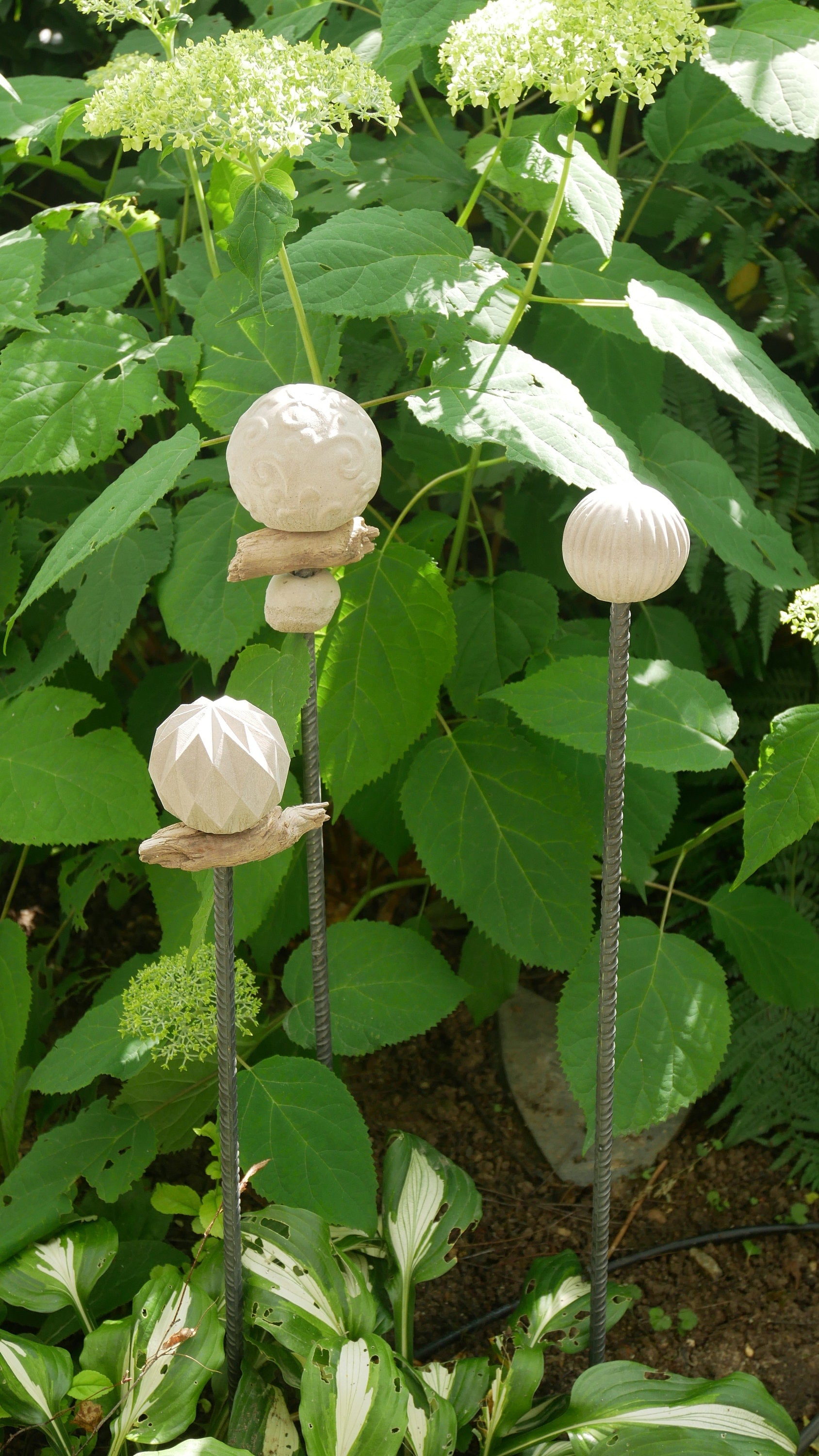 gemusterte Deko Kugel, Beton Kugel, Gartendeko, Kugel für den Garten MIT Holzstück, Gartenstecker