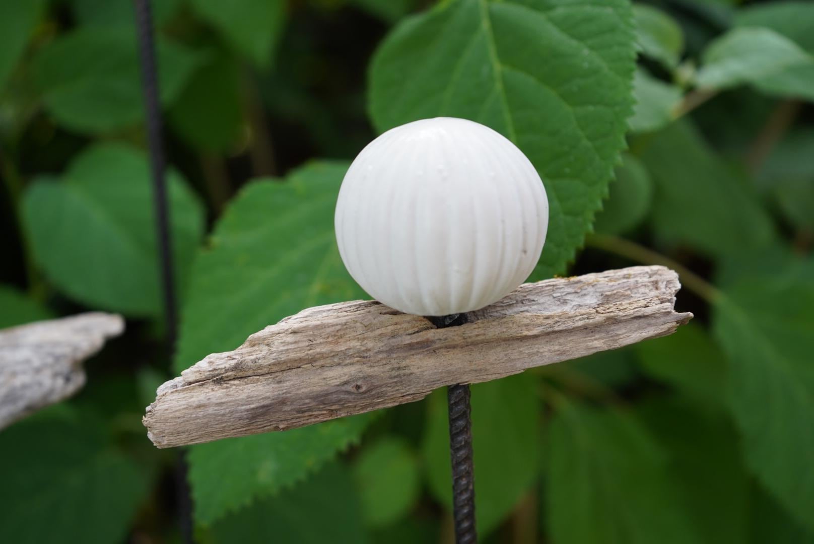 gemusterte Deko Kugel, Beton Kugel, Gartendeko, Kugel für den Garten MIT Holzstück, Gartenstecker