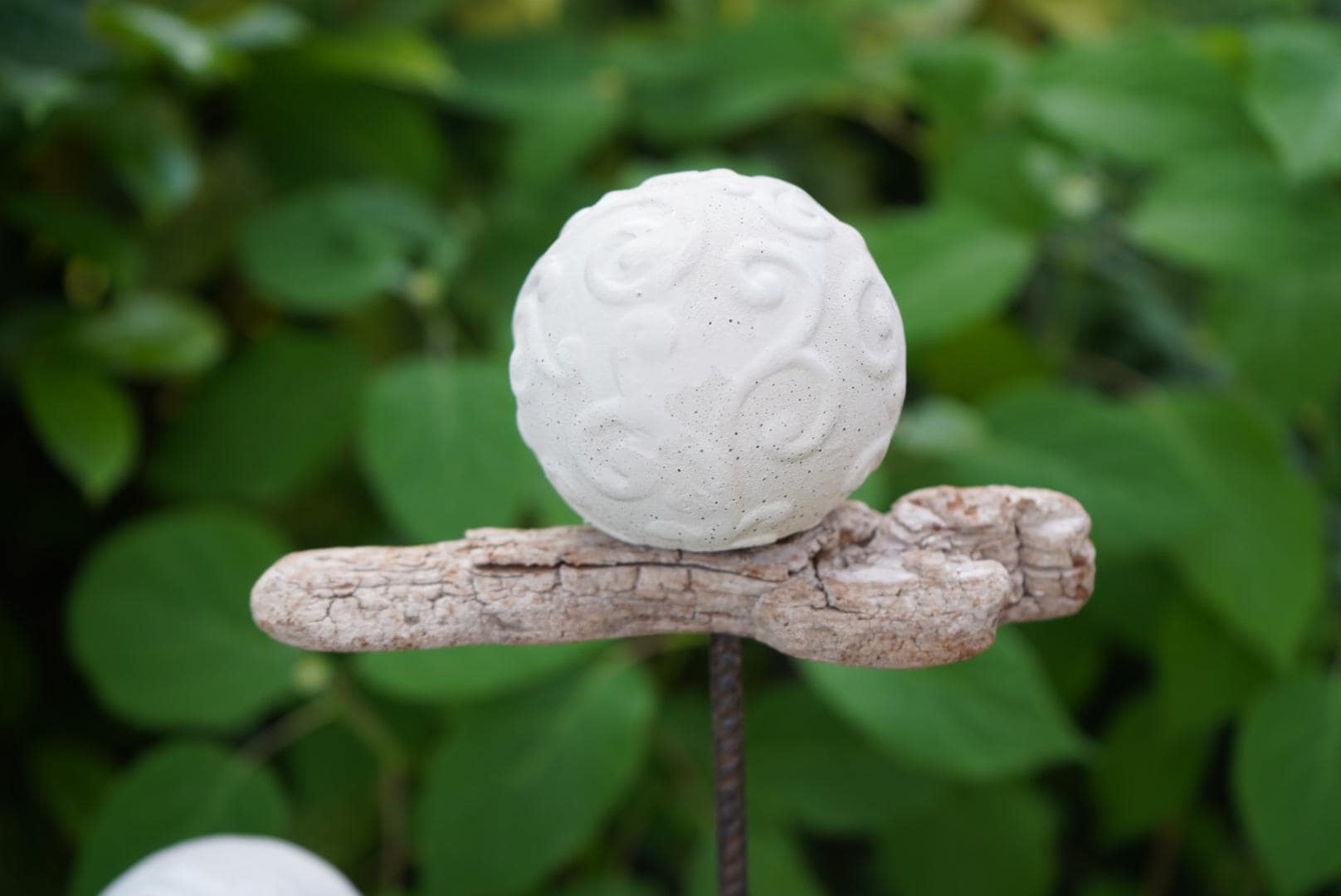 gemusterte Deko Kugel, Beton Kugel, Gartendeko, Kugel für den Garten MIT Holzstück, Gartenstecker