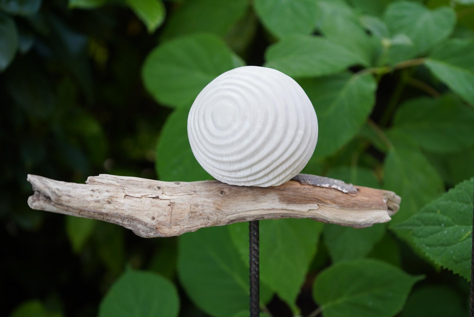 gemusterte Deko Kugel, Beton Kugel, Gartendeko, Kugel für den Garten MIT Holzstück, Gartenstecker