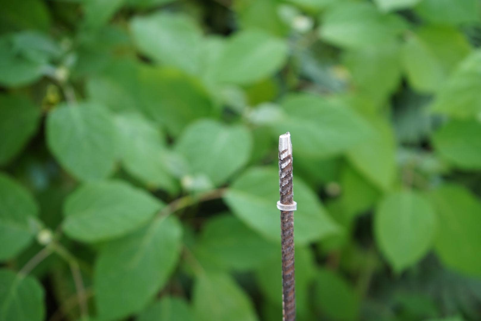 gemusterte Deko Kugel, Beton Kugel, Gartendeko, Kugel für den Garten MIT Holzstück, Gartenstecker