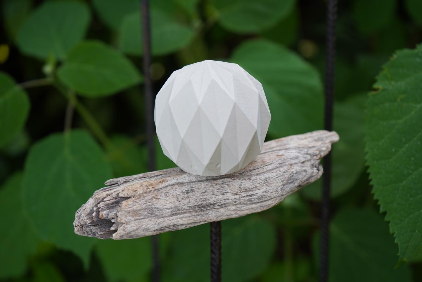 gemusterte Deko Kugel, Beton Kugel, Gartendeko, Kugel für den Garten MIT Holzstück, Gartenstecker