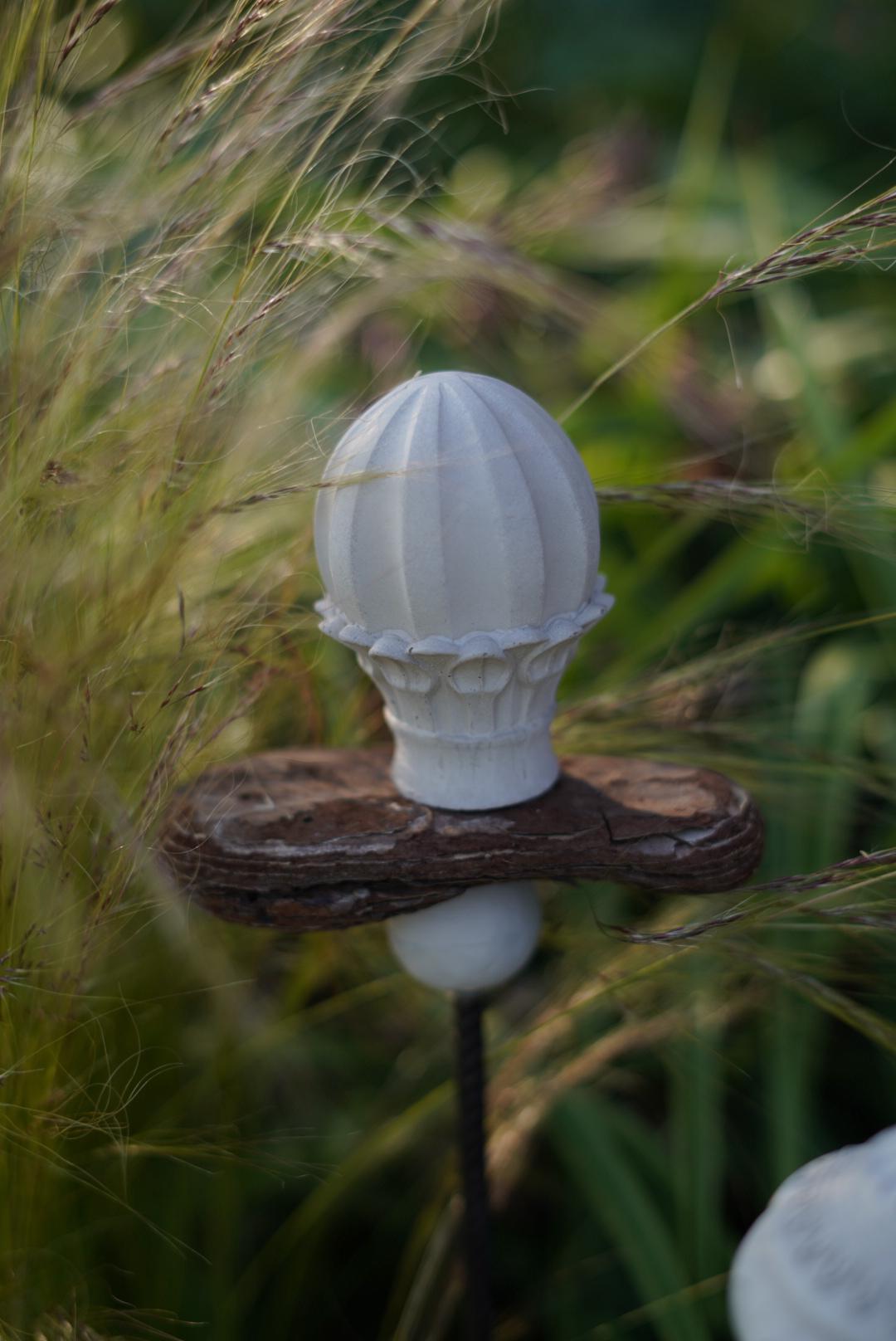 Deko Zierspitze, Beton Spitze, Gartendeko, Deko für den Garten MIT Holzstück und kleiner Kugel, Gartenstecker, 100023