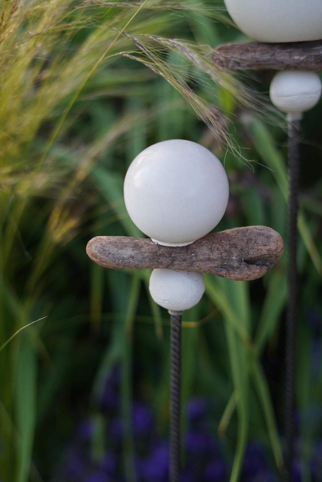 glatte Deko Kugel, Beton Kugel, Gartendeko, Kugel für den Garten MIT Holzstück und kleiner Kugel, Gartenstecker