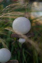 glatte Deko Kugel, Beton Kugel, Gartendeko, Kugel für den Garten MIT Holzstück und kleiner Kugel, Gartenstecker