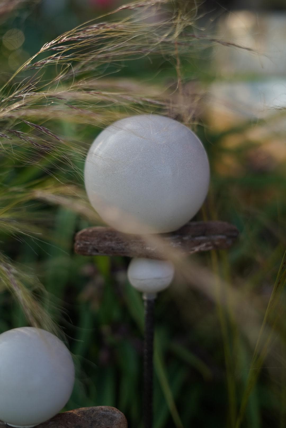 glatte Deko Kugel, Beton Kugel, Gartendeko, Kugel für den Garten MIT Holzstück und kleiner Kugel, Gartenstecker