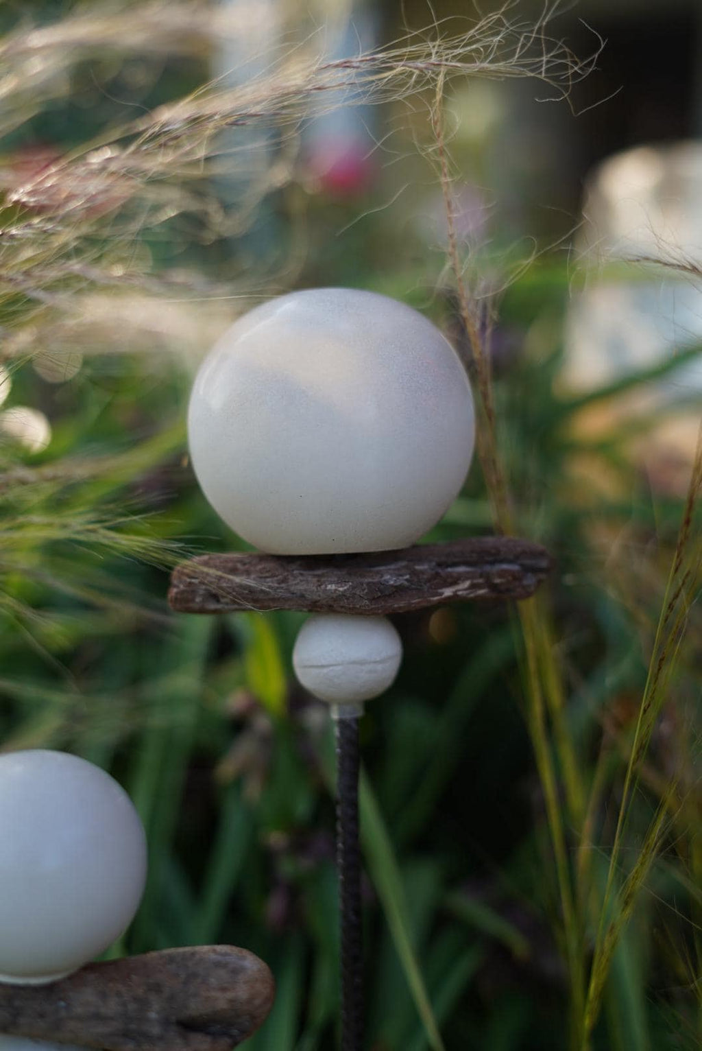 glatte Deko Kugel, Beton Kugel, Gartendeko, Kugel für den Garten MIT Holzstück und kleiner Kugel, Gartenstecker