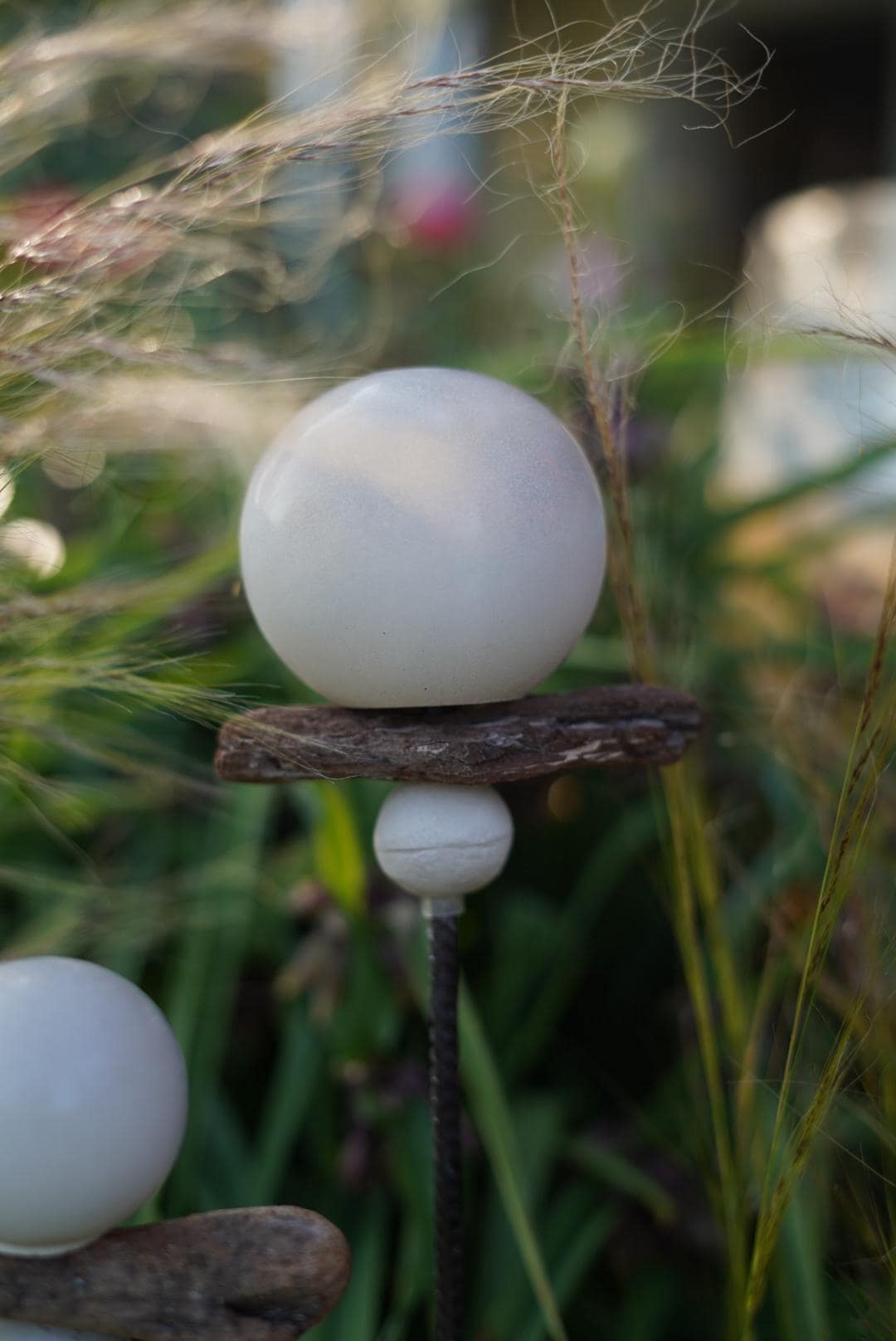 glatte Deko Kugel, Beton Kugel, Gartendeko, Kugel für den Garten MIT Holzstück und kleiner Kugel, Gartenstecker