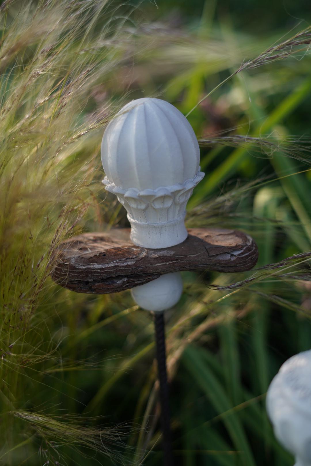 Deko Zierspitze, Beton Spitze, Gartendeko, Deko für den Garten MIT Holzstück und kleiner Kugel, Gartenstecker, 100023