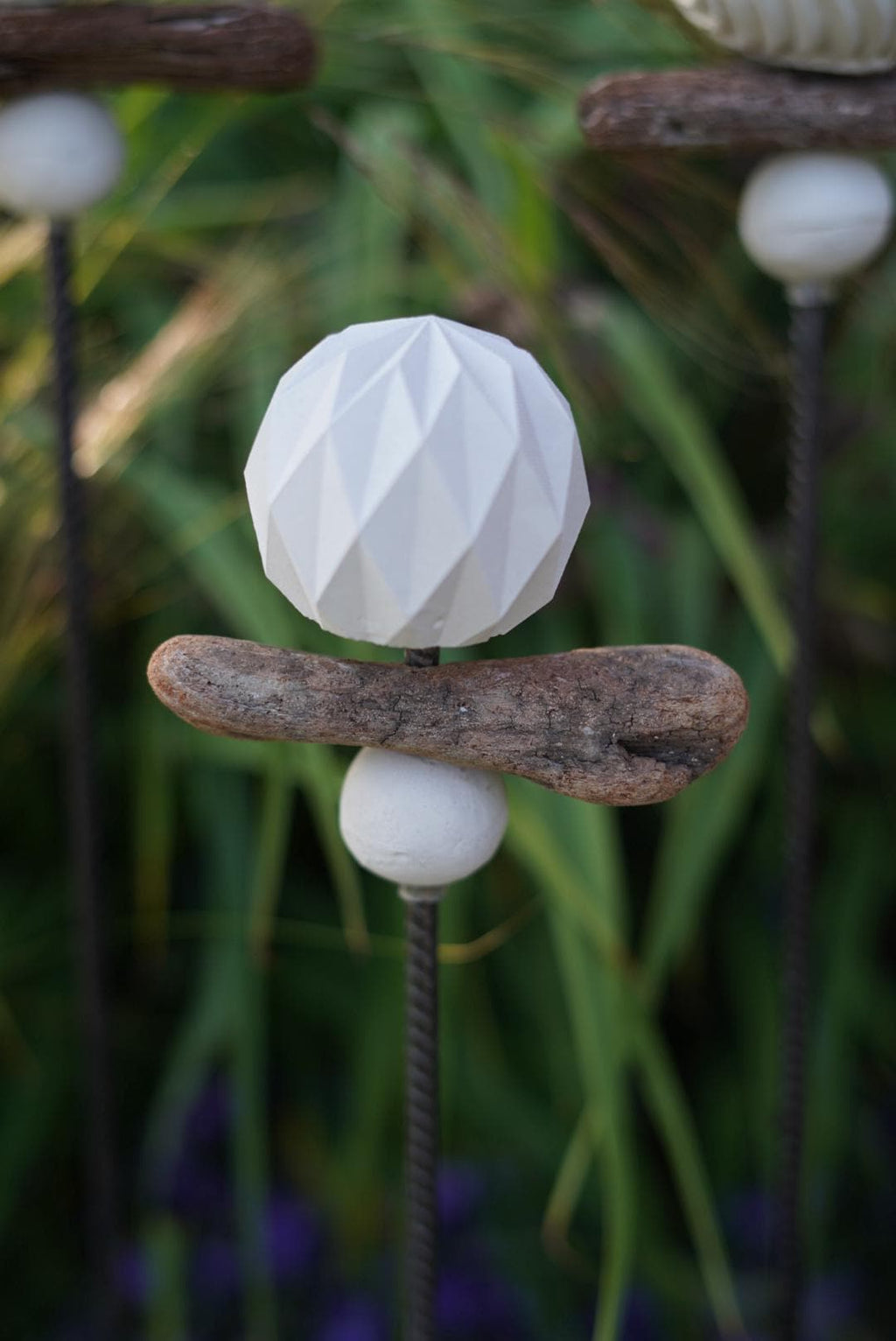 gemusterte Deko Kugel, Beton Kugel, Gartendeko, Kugel für den Garten MIT Holzstück und kleiner Kugel, Gartenstecker