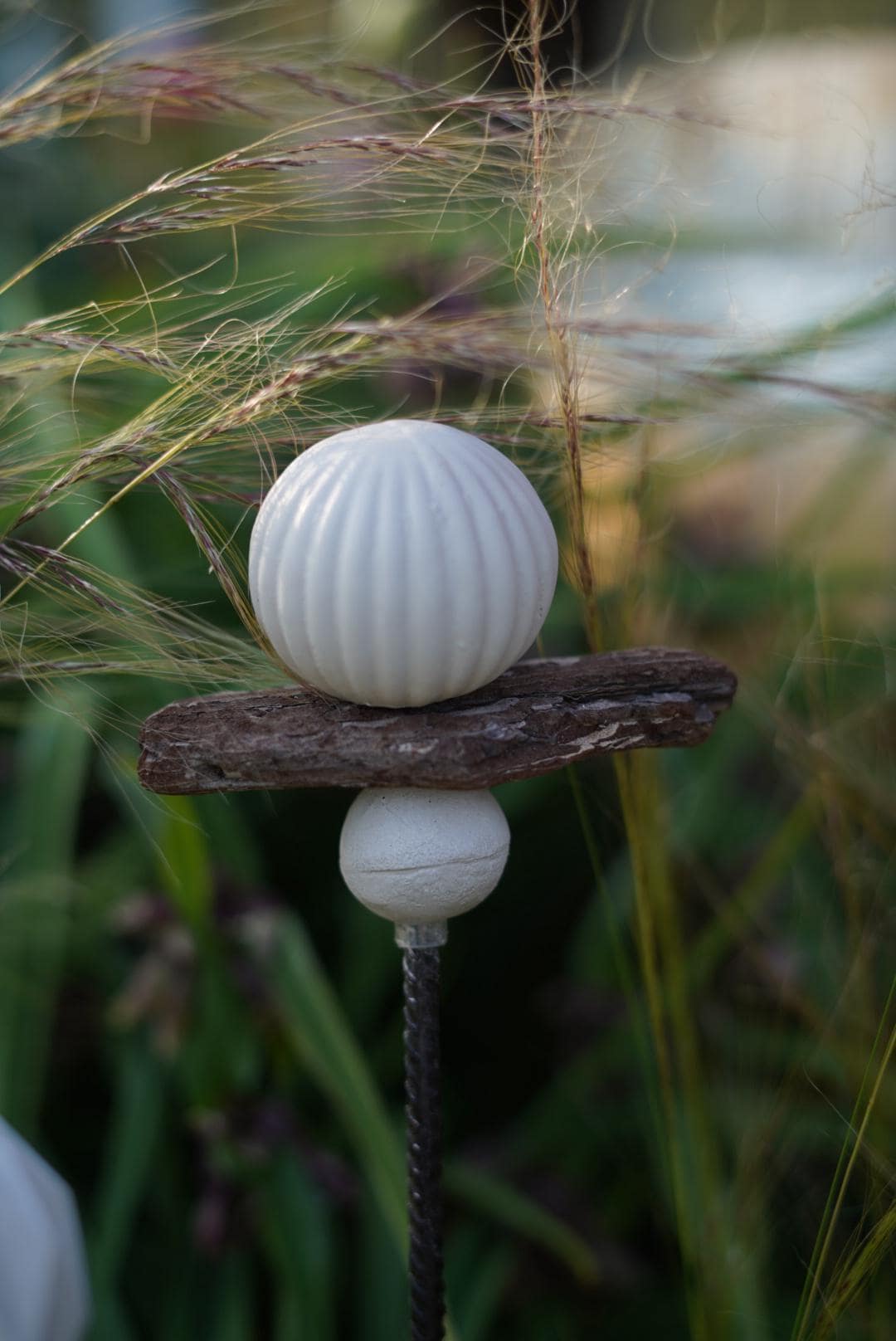 gemusterte Deko Kugel, Beton Kugel, Gartendeko, Kugel für den Garten MIT Holzstück und kleiner Kugel, Gartenstecker