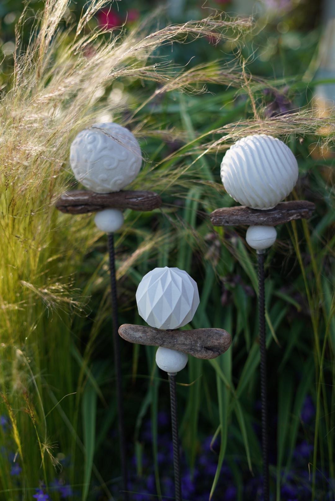 gemusterte Deko Kugel, Beton Kugel, Gartendeko, Kugel für den Garten MIT Holzstück und kleiner Kugel, Gartenstecker