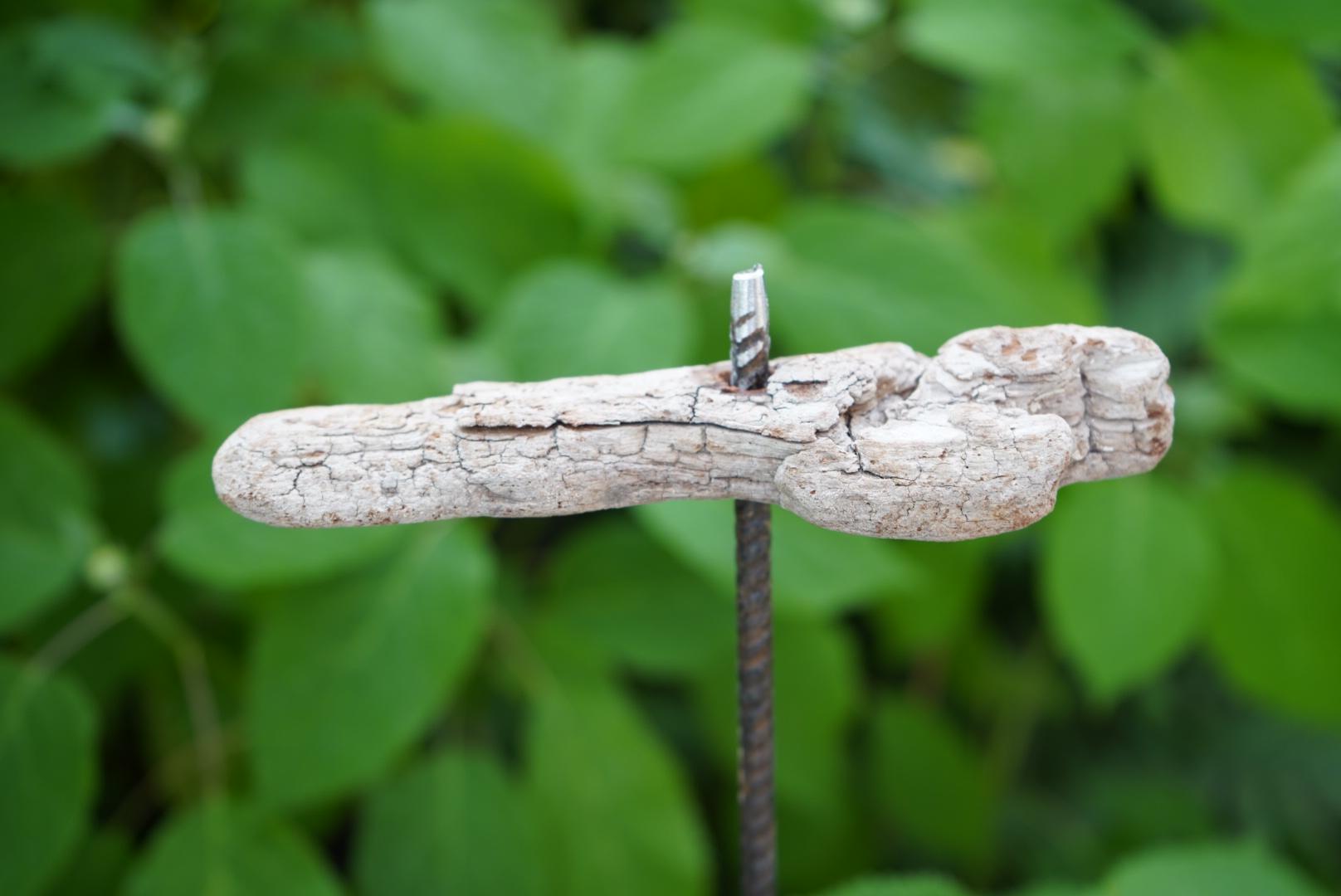 Deko Zierspitze, Beton Spitze, Gartendeko, Deko für den Garten MIT Holzstück und kleiner Kugel, Gartenstecker, 100023