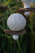 gemusterte Deko Kugel, Beton Kugel, Gartendeko, Kugel für den Garten MIT Holzstück und kleiner Kugel, Gartenstecker