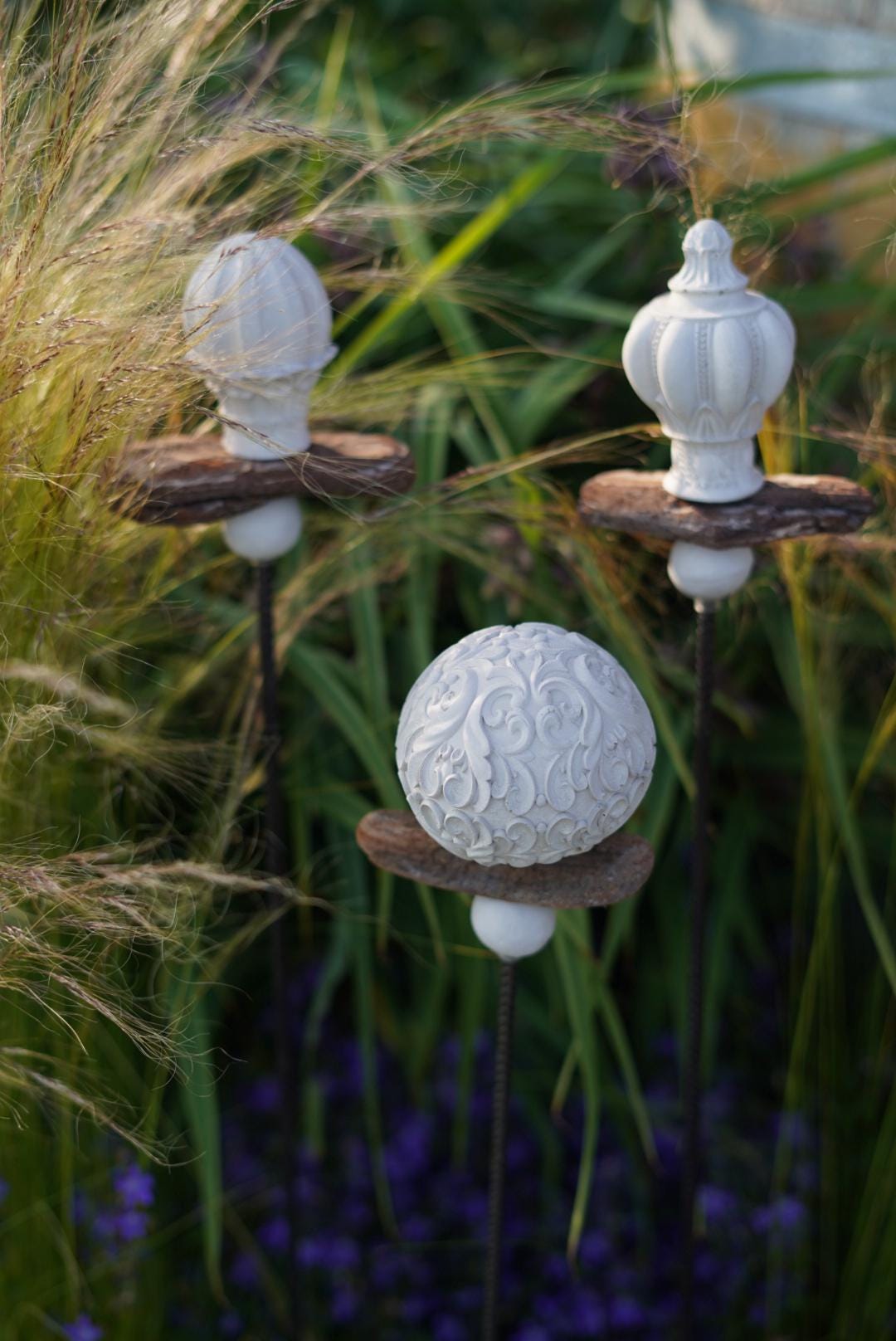 gemusterte Deko Kugel, Beton Kugel, Gartendeko, Kugel für den Garten MIT Holzstück und kleiner Kugel, Gartenstecker