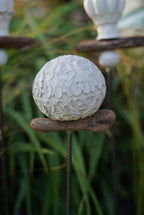 gemusterte Deko Kugel, Beton Kugel, Gartendeko, Kugel für den Garten MIT Holzstück und kleiner Kugel, Gartenstecker