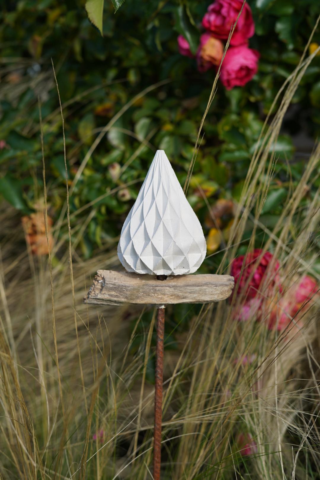 gemusterte Deko Spitze, Beton Kegel, Gartendeko, Kegel für den Garten MIT Holzstück, Gartenstecker, 100028