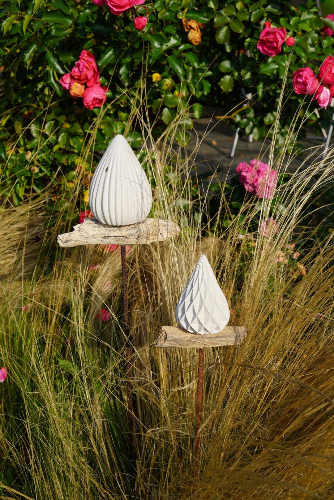 gemusterte Deko Spitze, Beton Kegel, Gartendeko, Kegel für den Garten MIT Holzstück, Gartenstecker, 100028