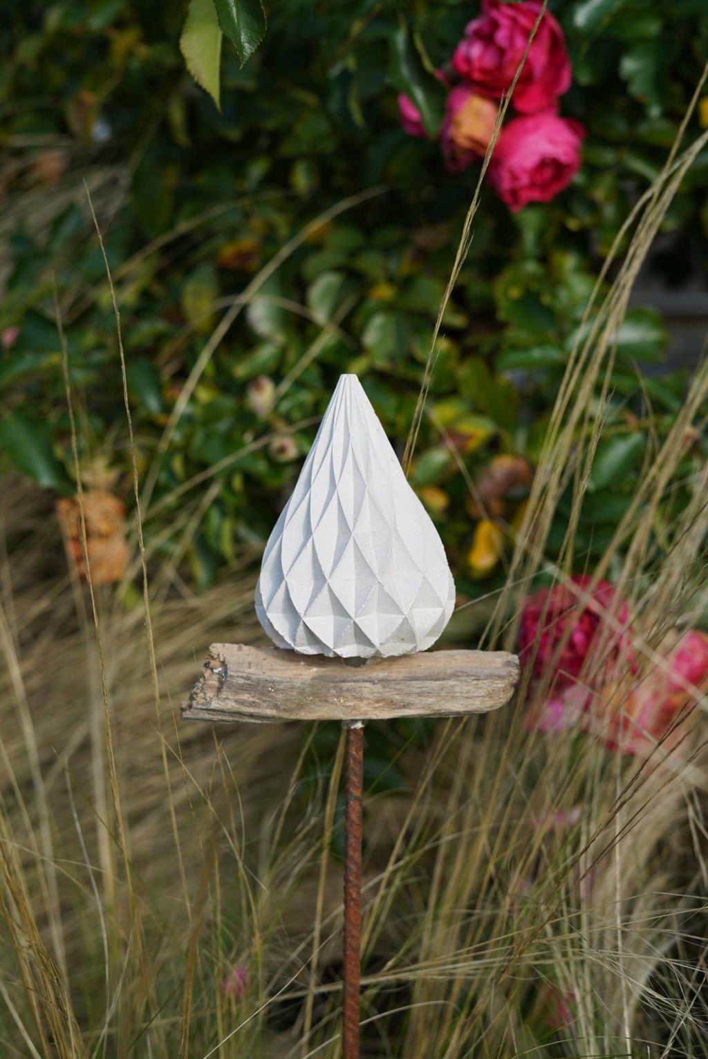 gemusterte Deko Spitze, Beton Kegel, Gartendeko, Kegel für den Garten MIT Holzstück, Gartenstecker, 100028