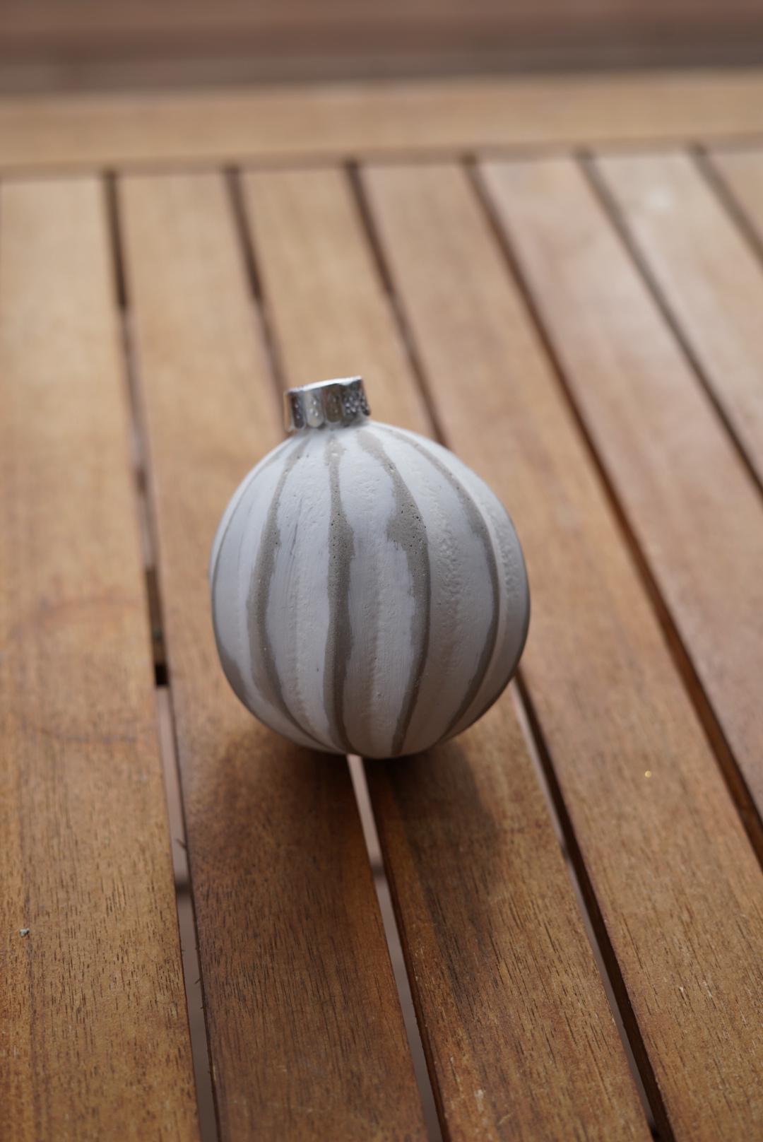 Christbaumkugel aus Beton, Beton Kugel, Beton Dekoration, Weihnachtsdekoration, weißlich