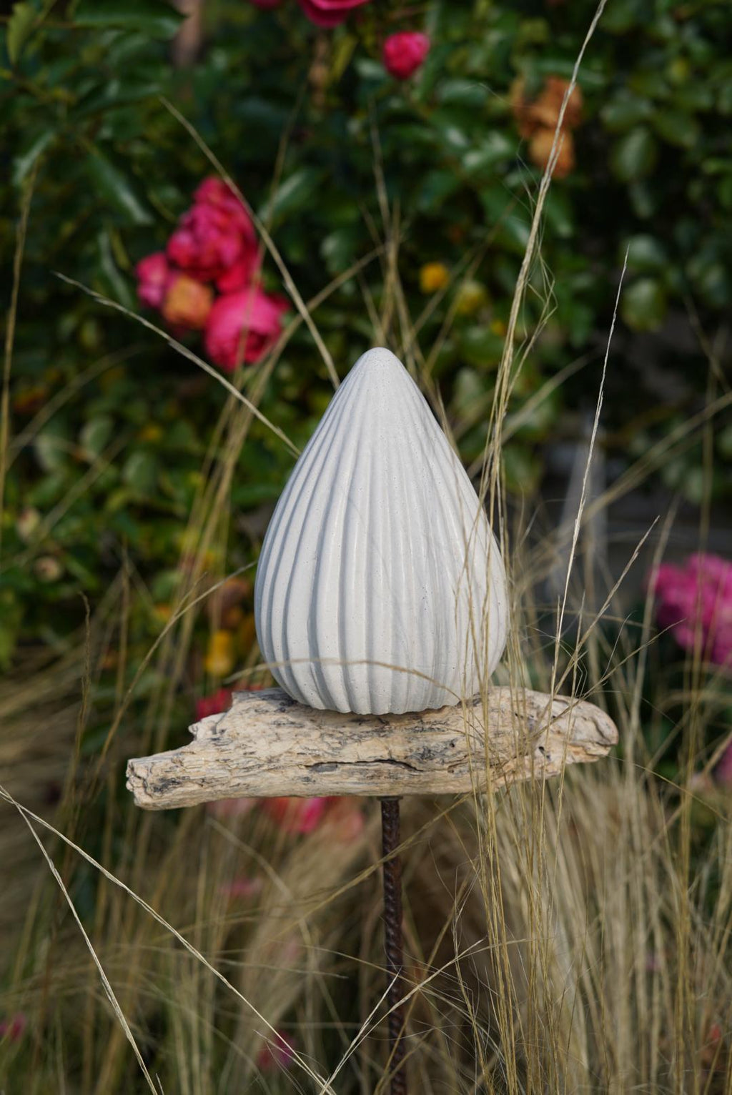 gemusterte Deko Spitze, Beton Kegel, Gartendeko, Kegel für den Garten MIT Holzstück, Gartenstecker, 100028