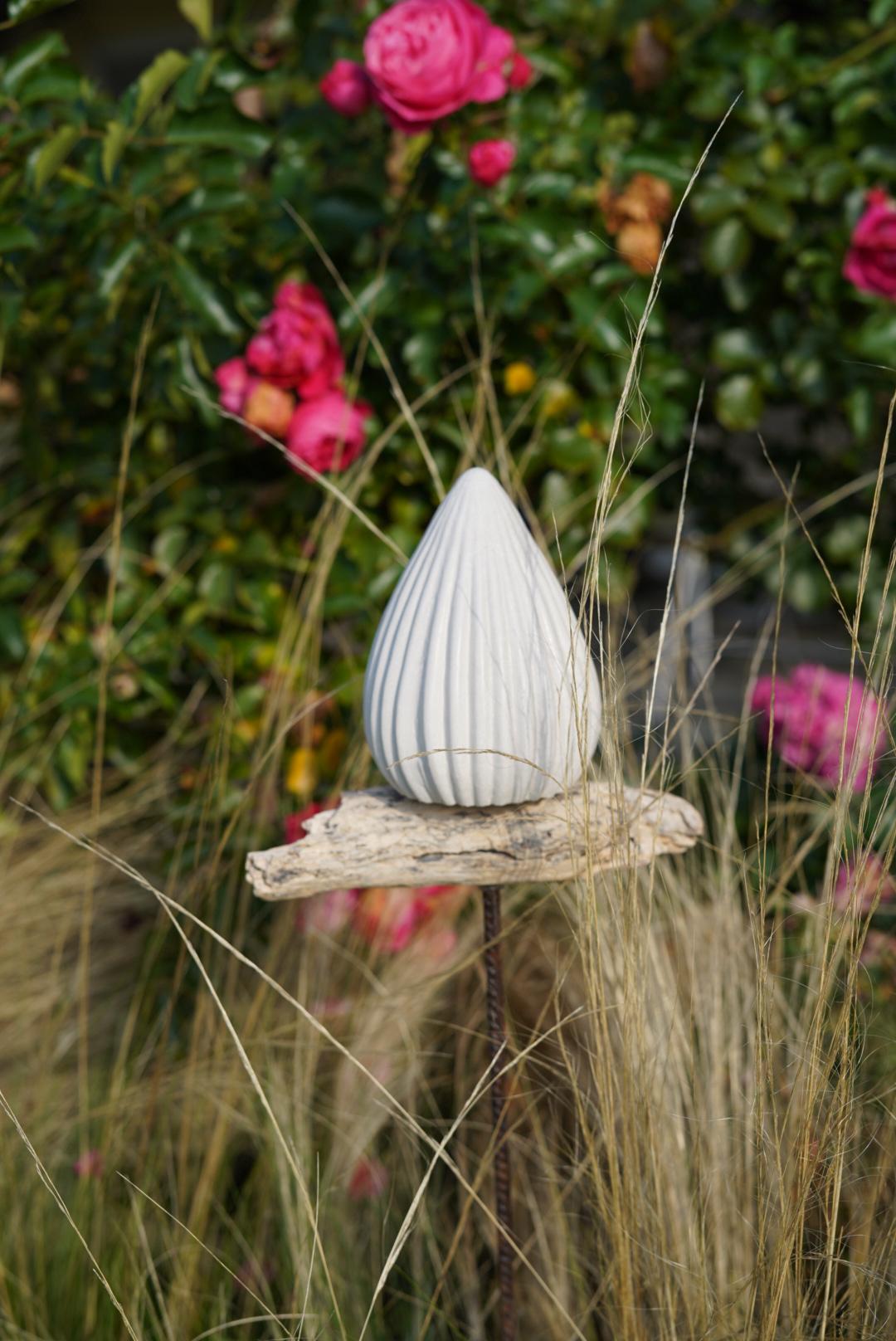 gemusterte Deko Spitze, Beton Kegel, Gartendeko, Kegel für den Garten MIT Holzstück, Gartenstecker, 100028