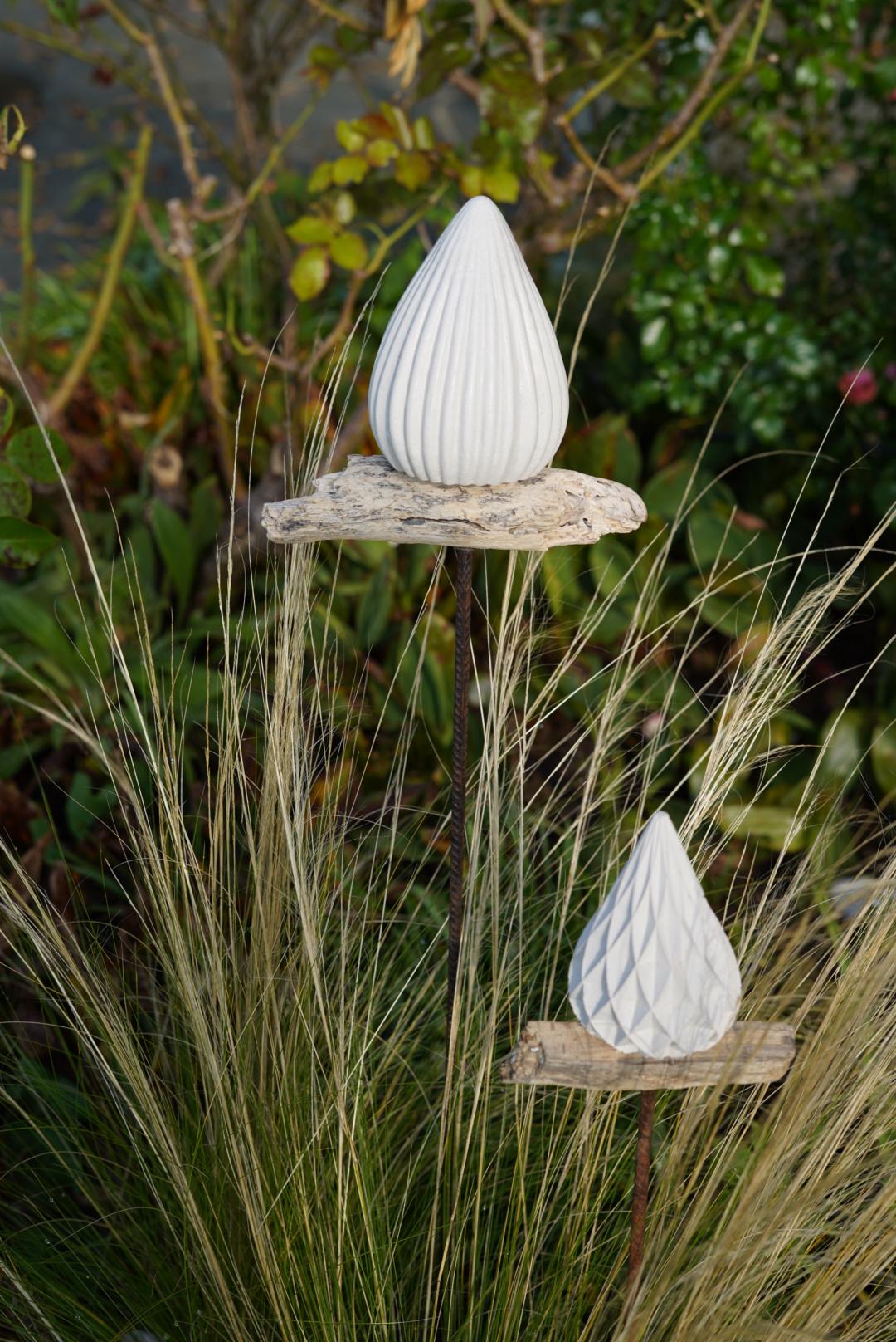 gemusterte Deko Spitze, Beton Kegel, Gartendeko, Kegel für den Garten MIT Holzstück, Gartenstecker, 100028