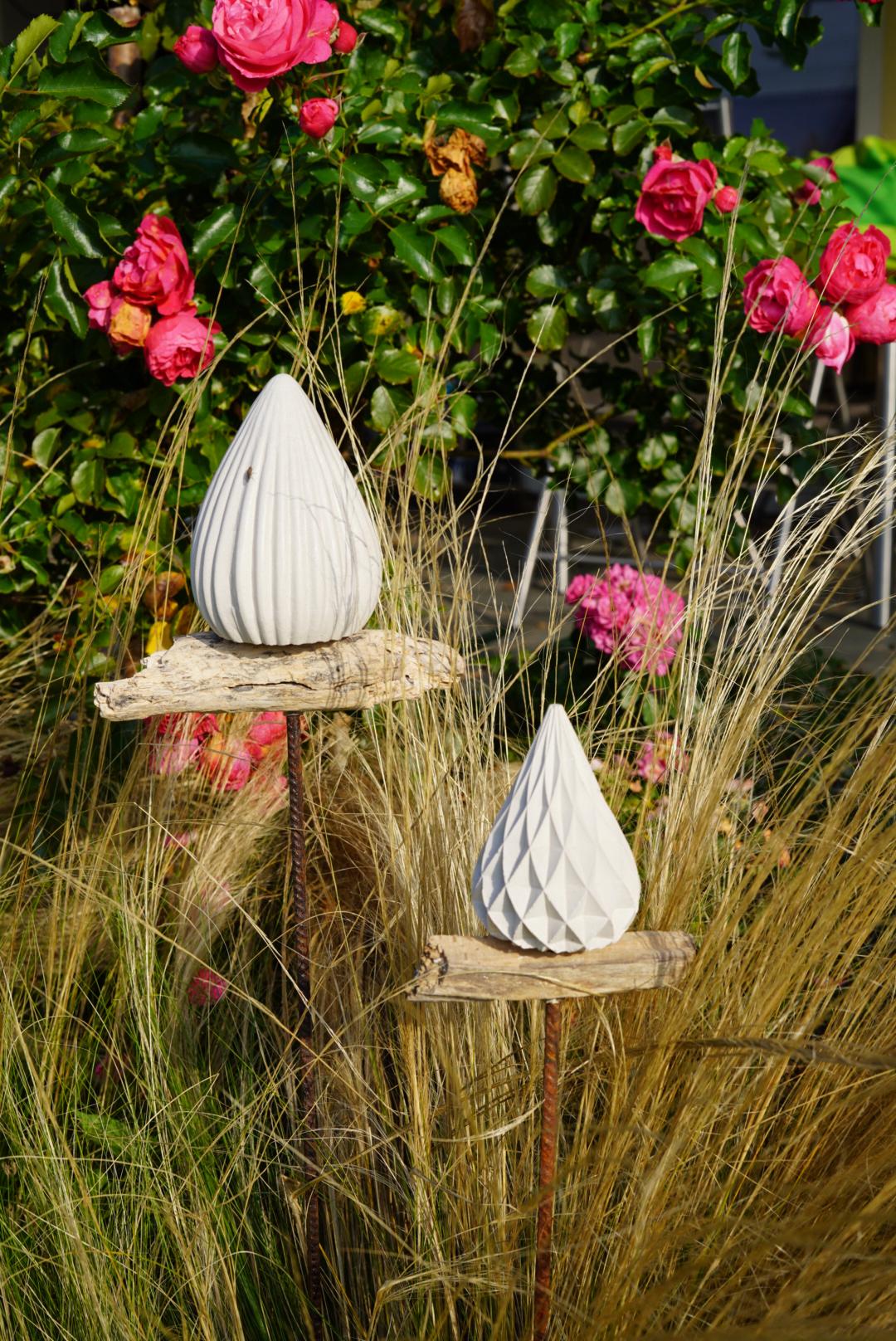 gemusterte Deko Spitze, Beton Kegel, Gartendeko, Kegel für den Garten MIT Holzstück, Gartenstecker, 100028
