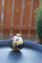 Christbaumkugel aus schwarzem Beton mit Blattgold, Beton Kugel, Beton Dekoration, Weihnachtsdekoration, edel, skandinavische Deko,