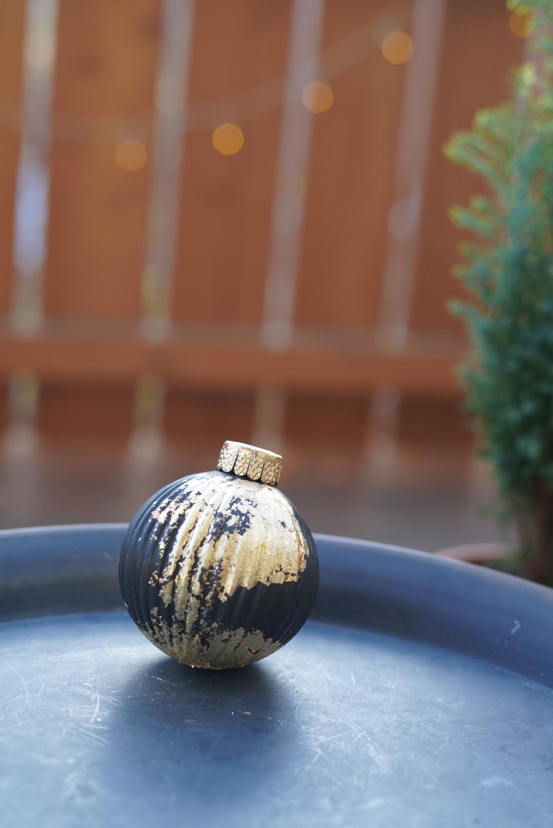 Christbaumkugel aus schwarzem Beton mit Blattgold, Beton Kugel, Beton Dekoration, Weihnachtsdekoration, edel, skandinavische Deko,
