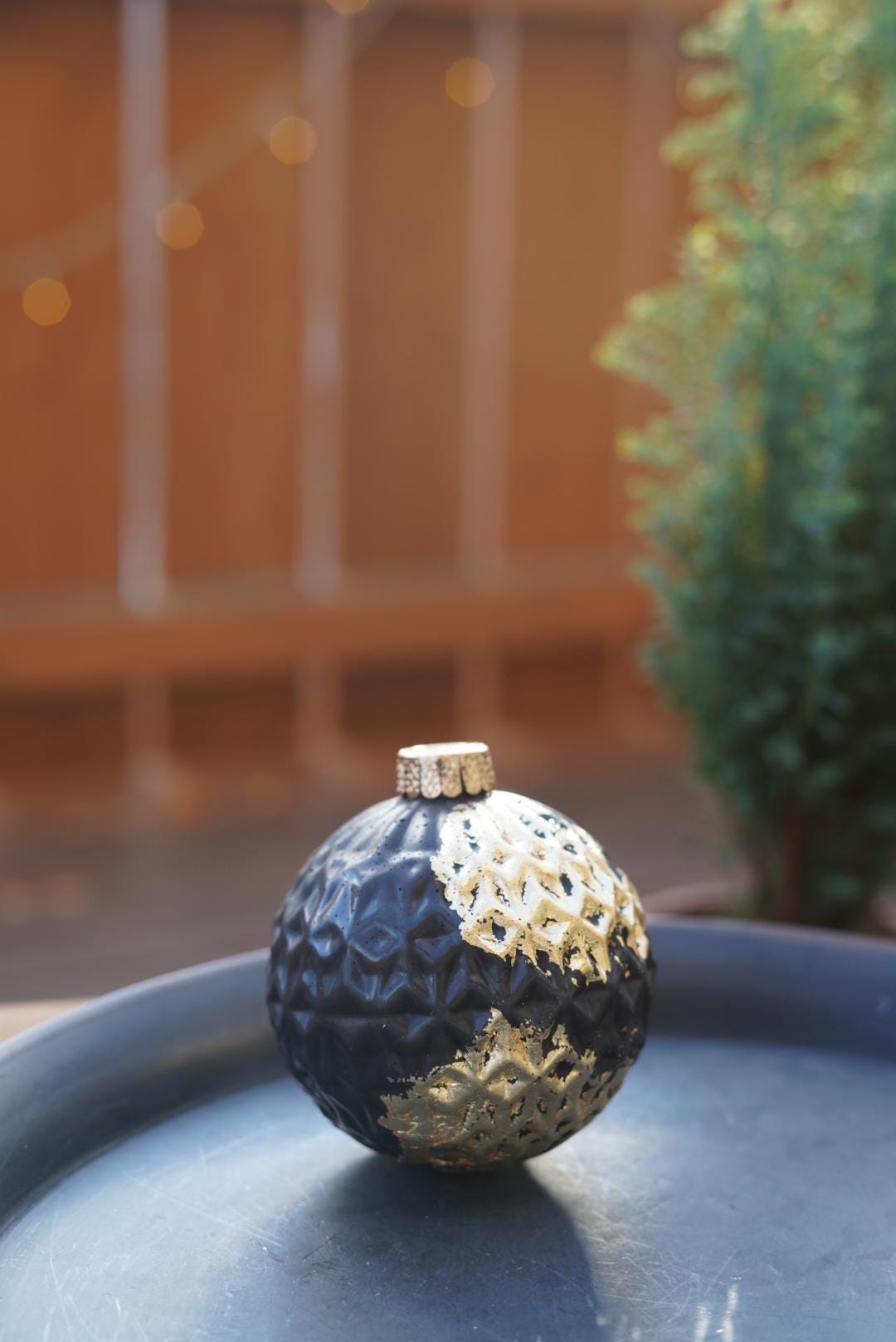 Christbaumkugel aus schwarzem Beton mit Blattgold, Beton Kugel, Beton Dekoration, Weihnachtsdekoration, edel, skandinavische Deko,