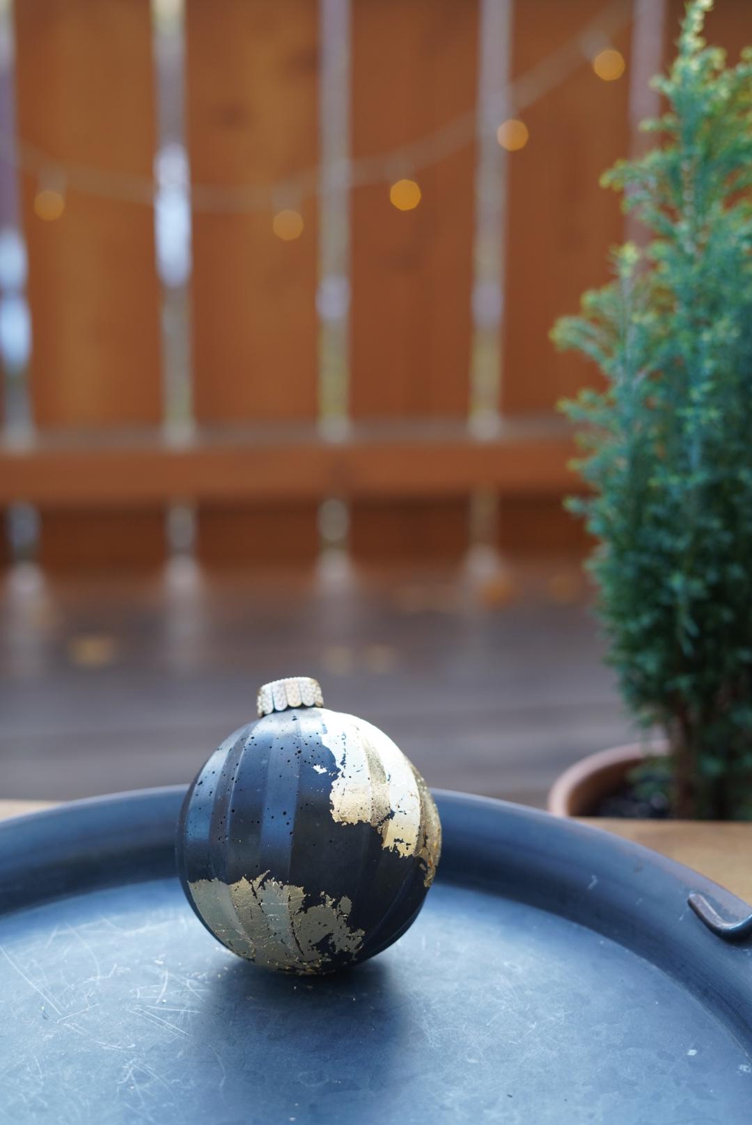 Christbaumkugel aus schwarzem Beton mit Blattgold, Beton Kugel, Beton Dekoration, Weihnachtsdekoration, edel, skandinavische Deko,