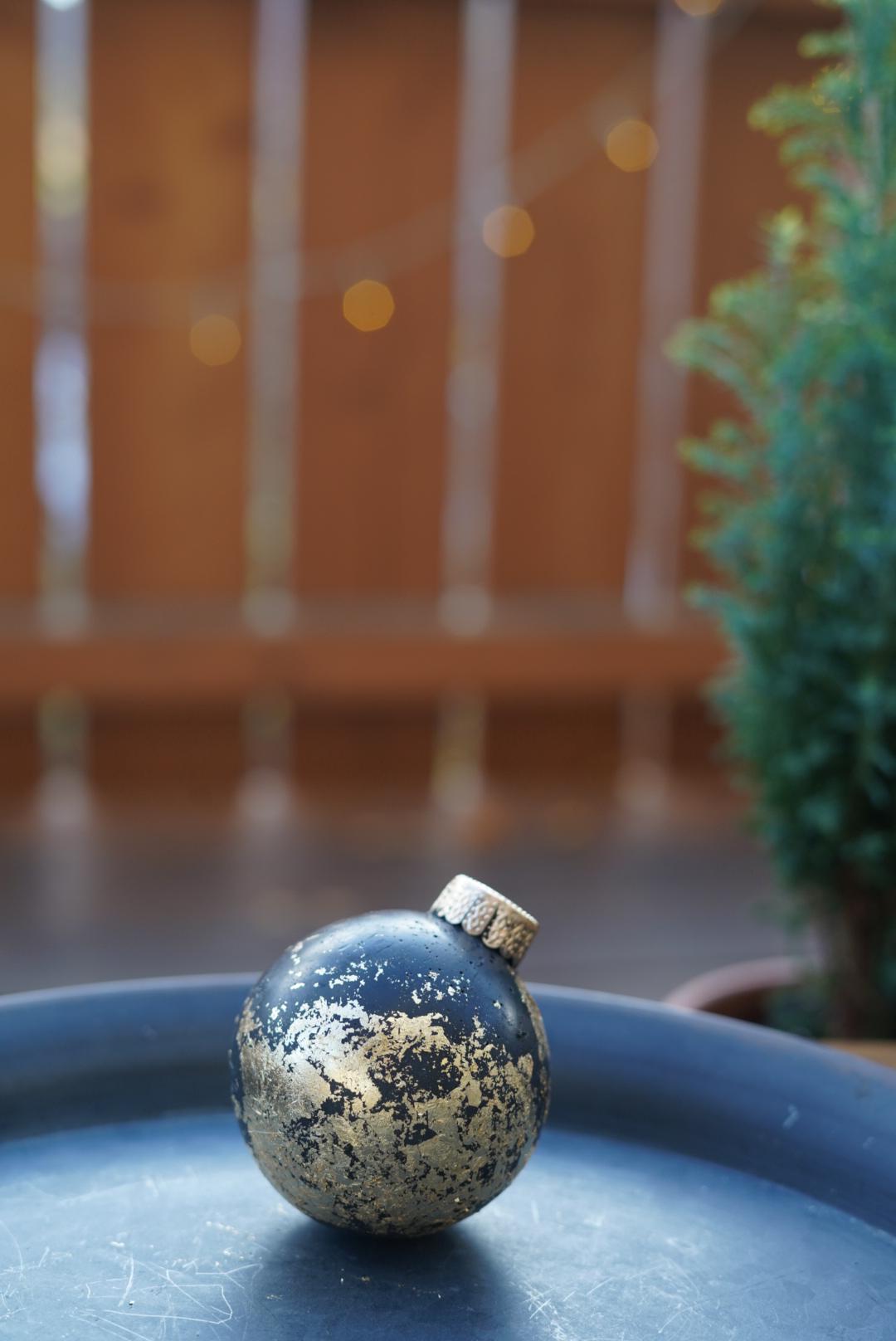 Christbaumkugel aus schwarzem Beton mit Blattgold, Beton Kugel, Beton Dekoration, Weihnachtsdekoration, edel, skandinavische Deko,