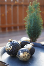 Christbaumkugel aus schwarzem Beton mit Blattgold, Beton Kugel, Beton Dekoration, Weihnachtsdekoration, edel, skandinavische Deko,