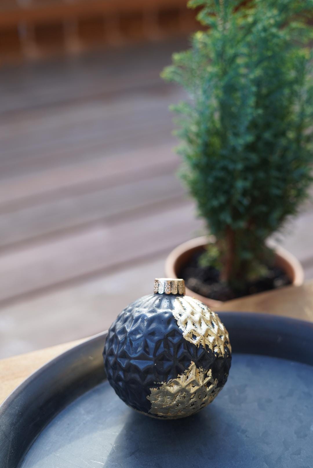 Christbaumkugel aus schwarzem Beton mit Blattgold, Beton Kugel, Beton Dekoration, Weihnachtsdekoration, edel, skandinavische Deko,