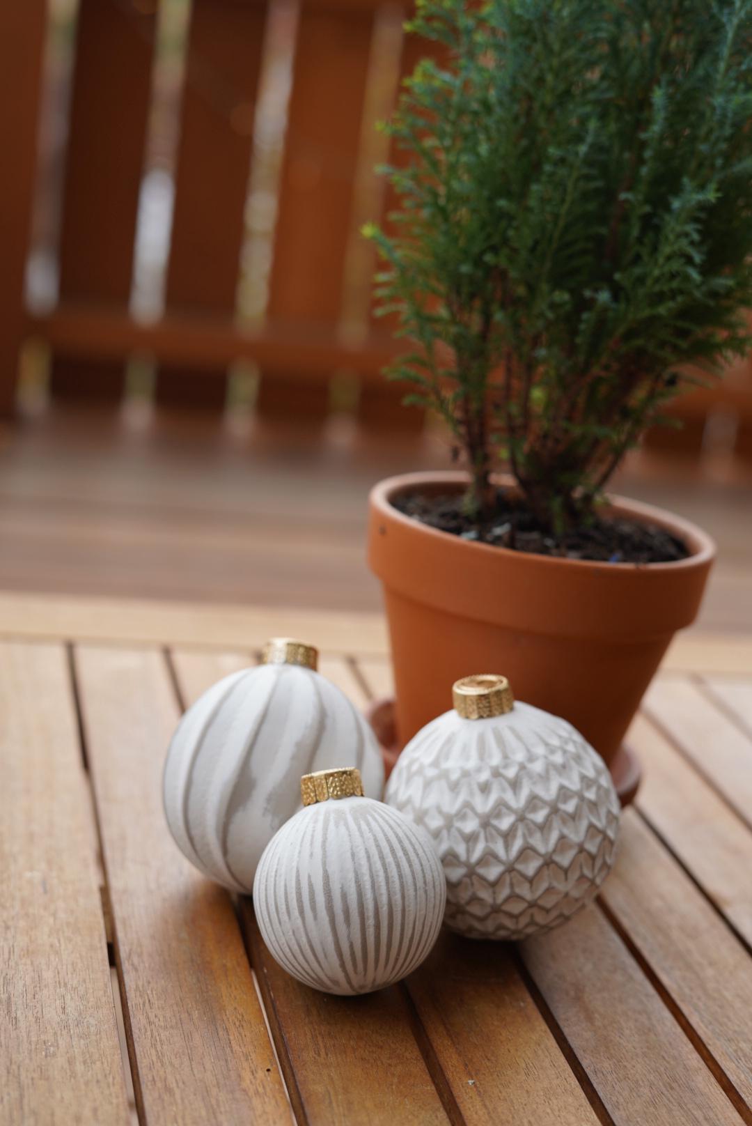 Christbaumkugel aus Beton, Beton Kugel, Beton Dekoration, Weihnachtsdekoration, weißlich