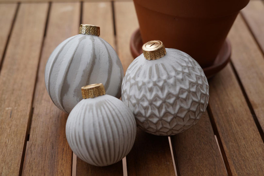 Christbaumkugel aus Beton, Beton Kugel, Beton Dekoration, Weihnachtsdekoration, weißlich