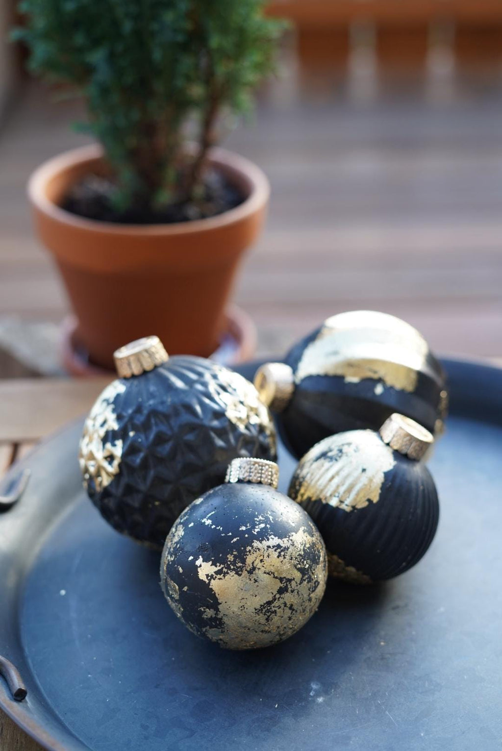 Christbaumkugel aus schwarzem Beton mit Blattgold, Beton Kugel, Beton Dekoration, Weihnachtsdekoration, edel, skandinavische Deko,