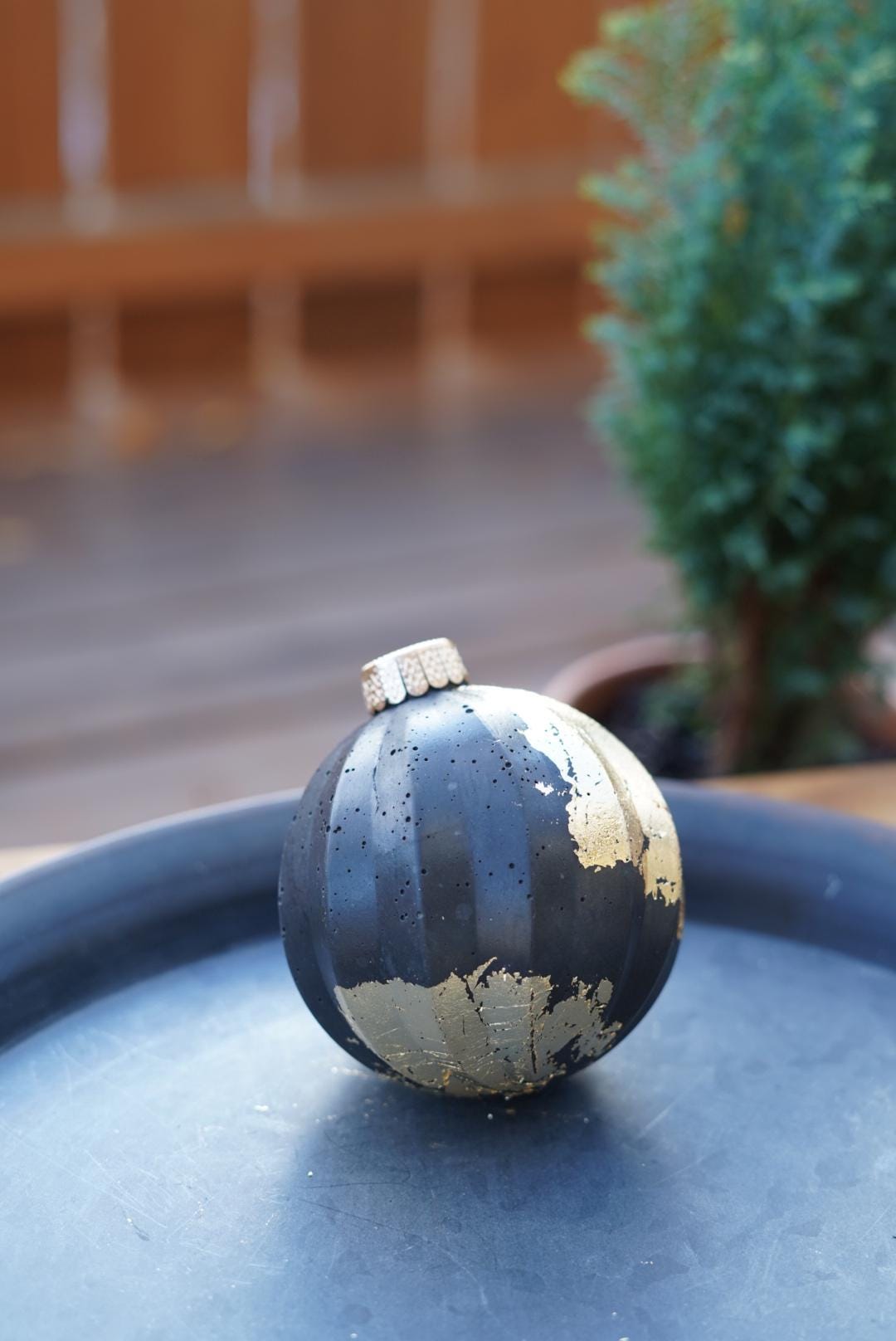 Christbaumkugel aus schwarzem Beton mit Blattgold, Beton Kugel, Beton Dekoration, Weihnachtsdekoration, edel, skandinavische Deko,