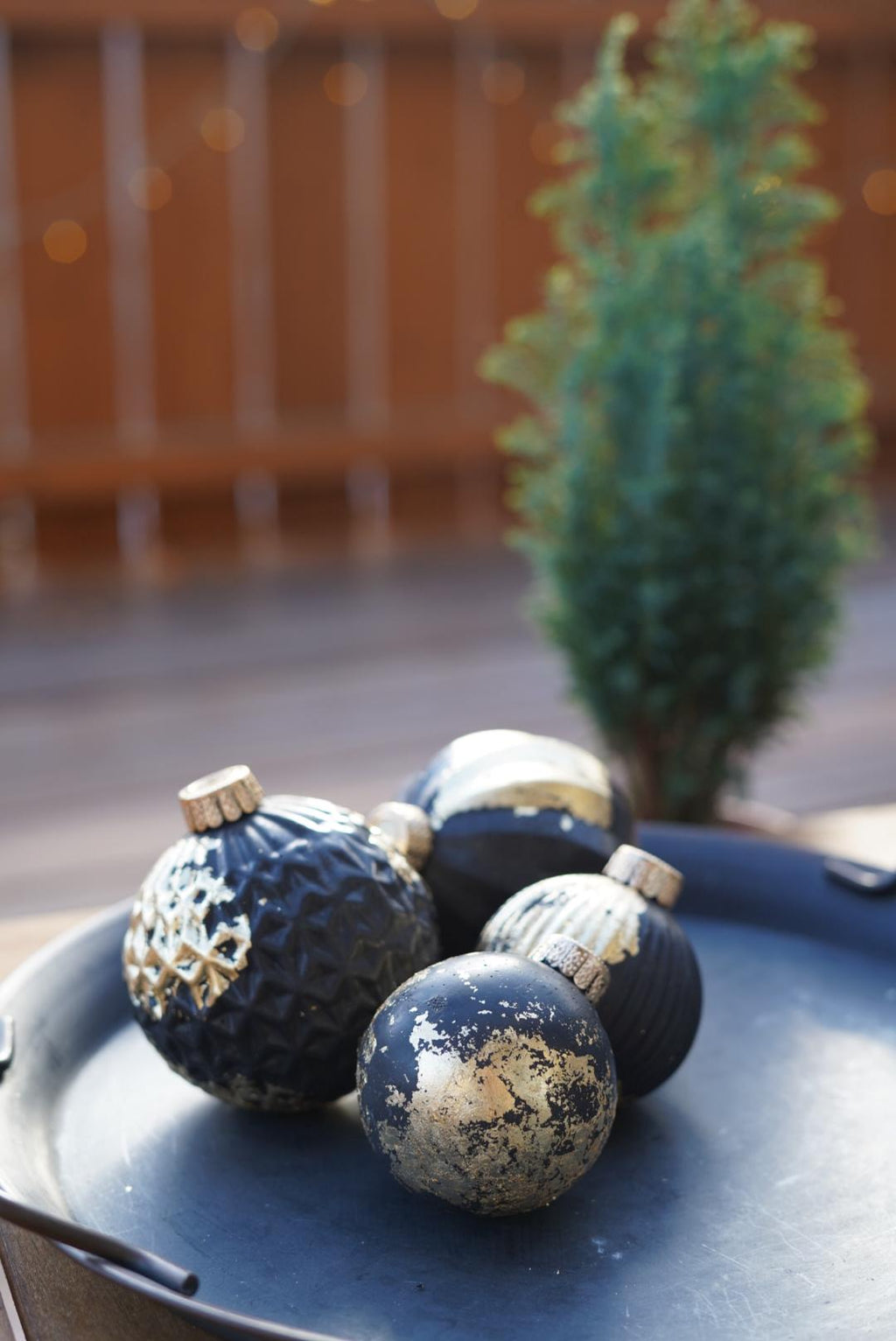 Christbaumkugel aus schwarzem Beton mit Blattgold, Beton Kugel, Beton Dekoration, Weihnachtsdekoration, edel, skandinavische Deko,