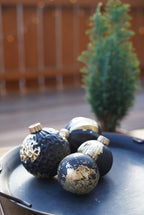 Christbaumkugel aus schwarzem Beton mit Blattgold, Beton Kugel, Beton Dekoration, Weihnachtsdekoration, edel, skandinavische Deko,