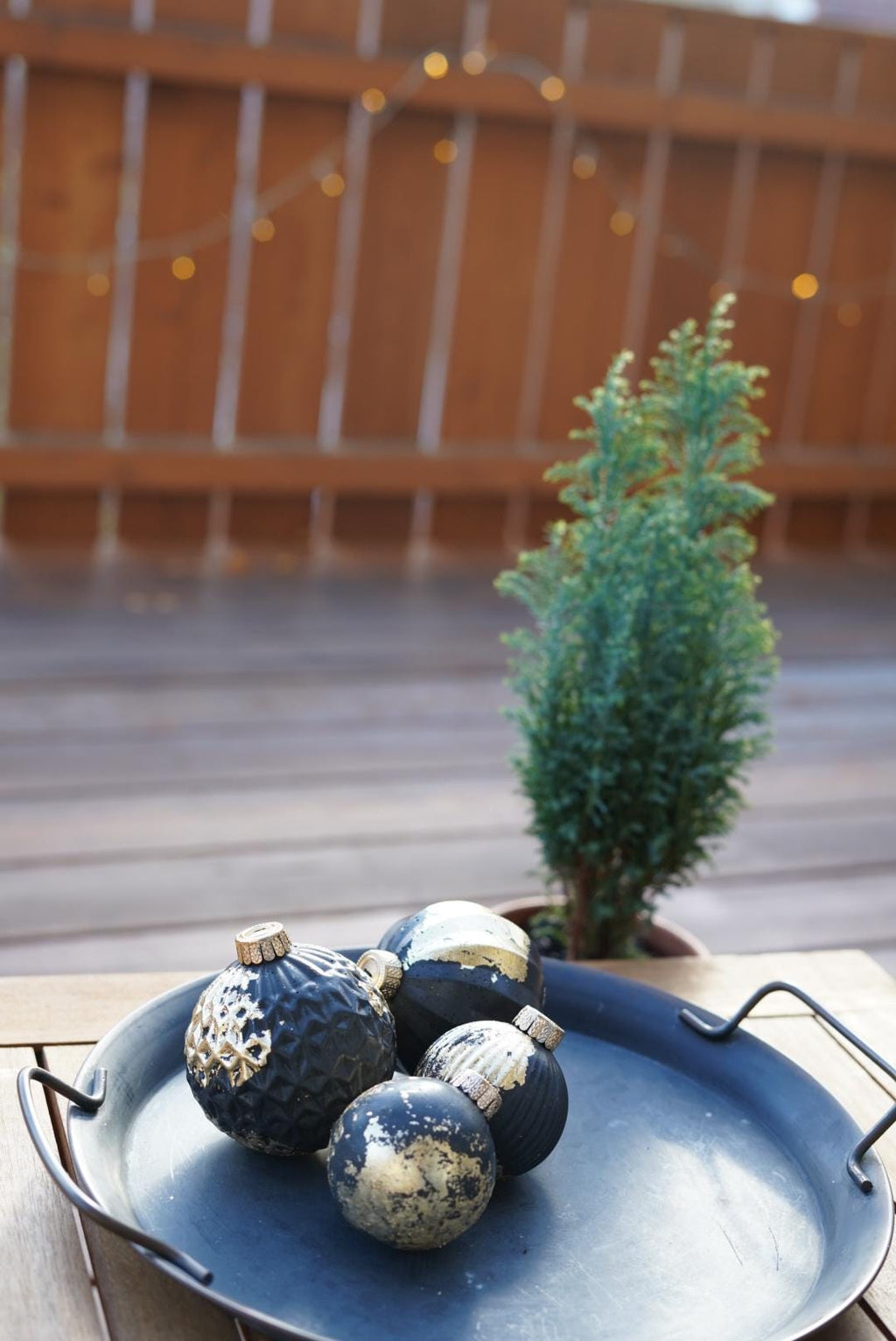 Christbaumkugel aus schwarzem Beton mit Blattgold, Beton Kugel, Beton Dekoration, Weihnachtsdekoration, edel, skandinavische Deko,