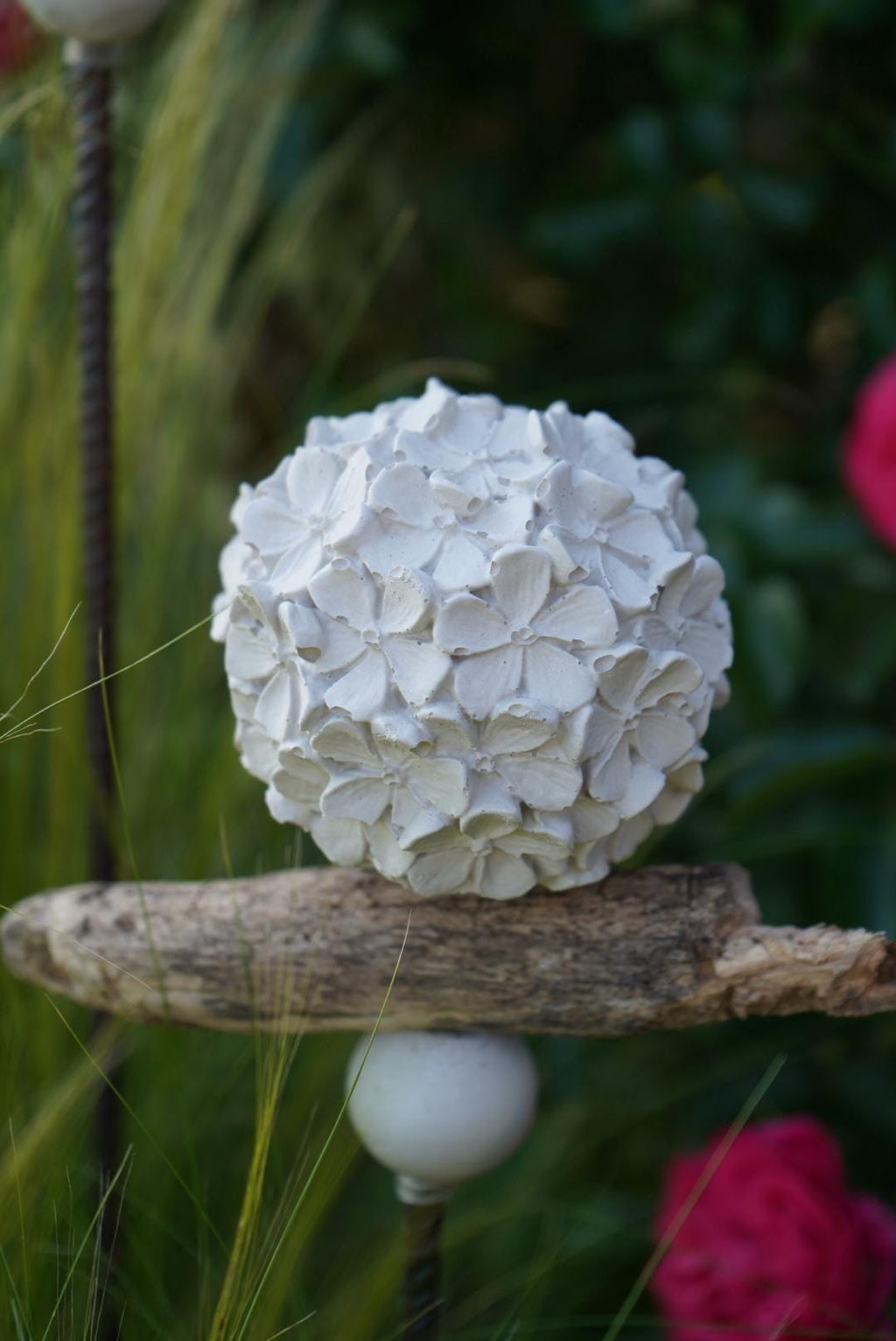 gemusterte Deko Kugel, Beton Kugel, Gartendeko, Kugel für den Garten MIT Holzstück und kleiner Kugel, Gartenstecker, shabby, hygge