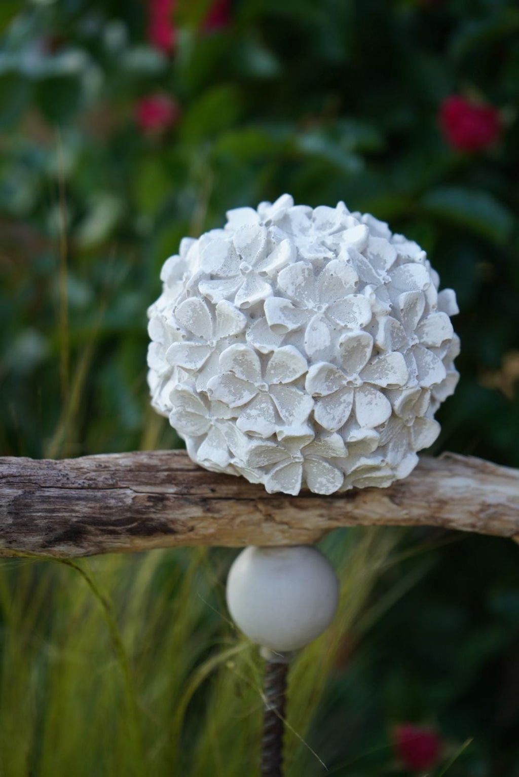 gemusterte Deko Kugel, Beton Kugel, Gartendeko, Kugel für den Garten MIT Holzstück und kleiner Kugel, Gartenstecker, shabby, hygge