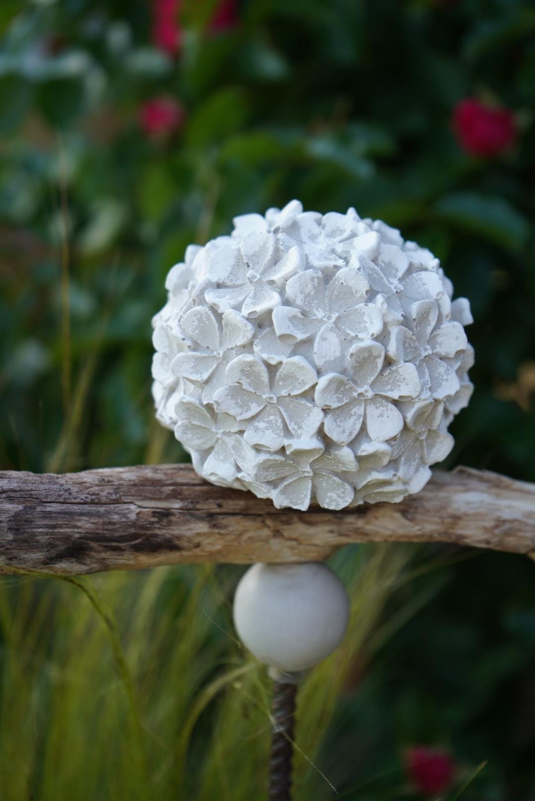 gemusterte Deko Kugel, Beton Kugel, Gartendeko, Kugel für den Garten MIT Holzstück und kleiner Kugel, Gartenstecker, shabby, hygge