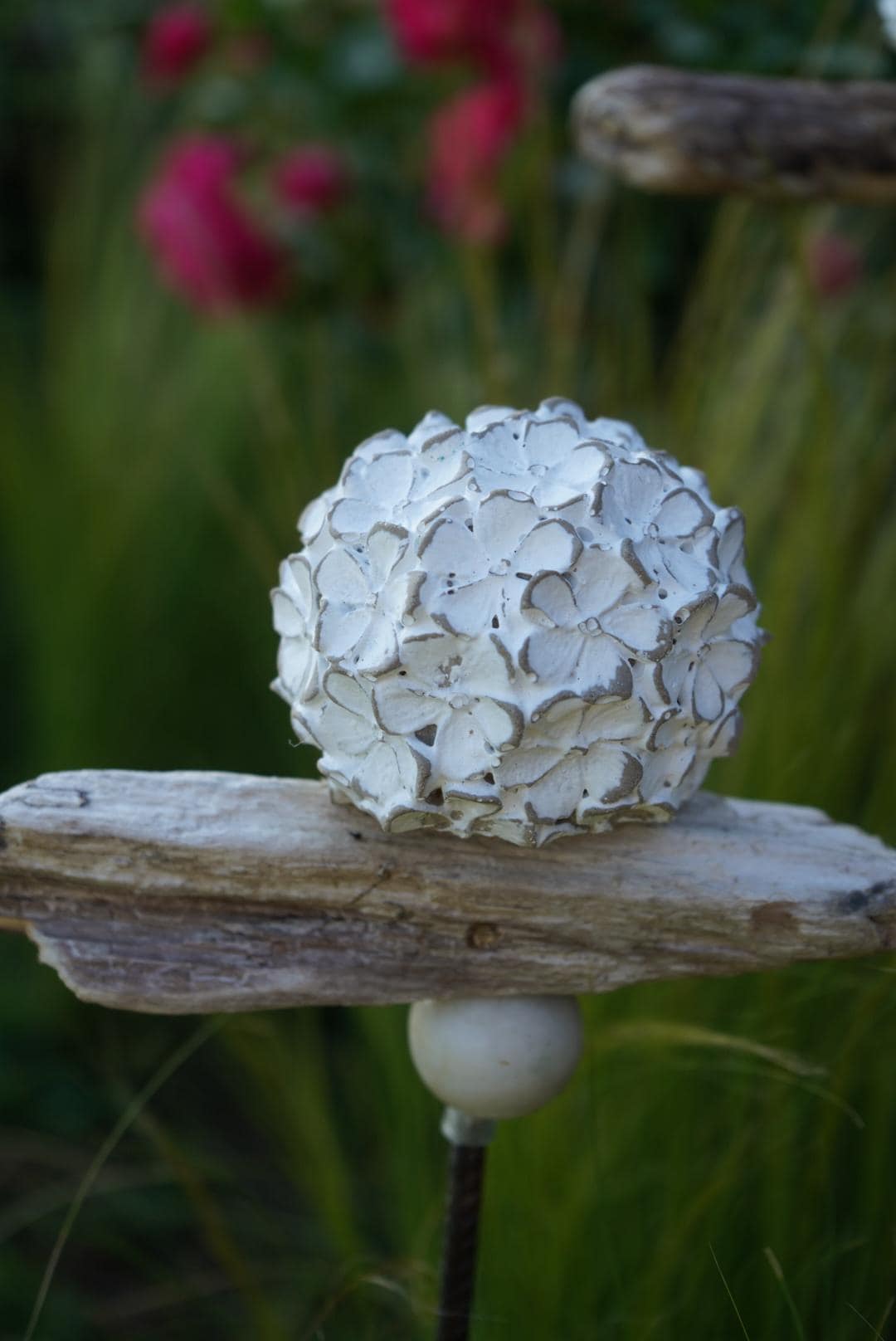 gemusterte Deko Kugel, Beton Kugel, Gartendeko, Kugel für den Garten MIT Holzstück und kleiner Kugel, Gartenstecker, shabby, hygge
