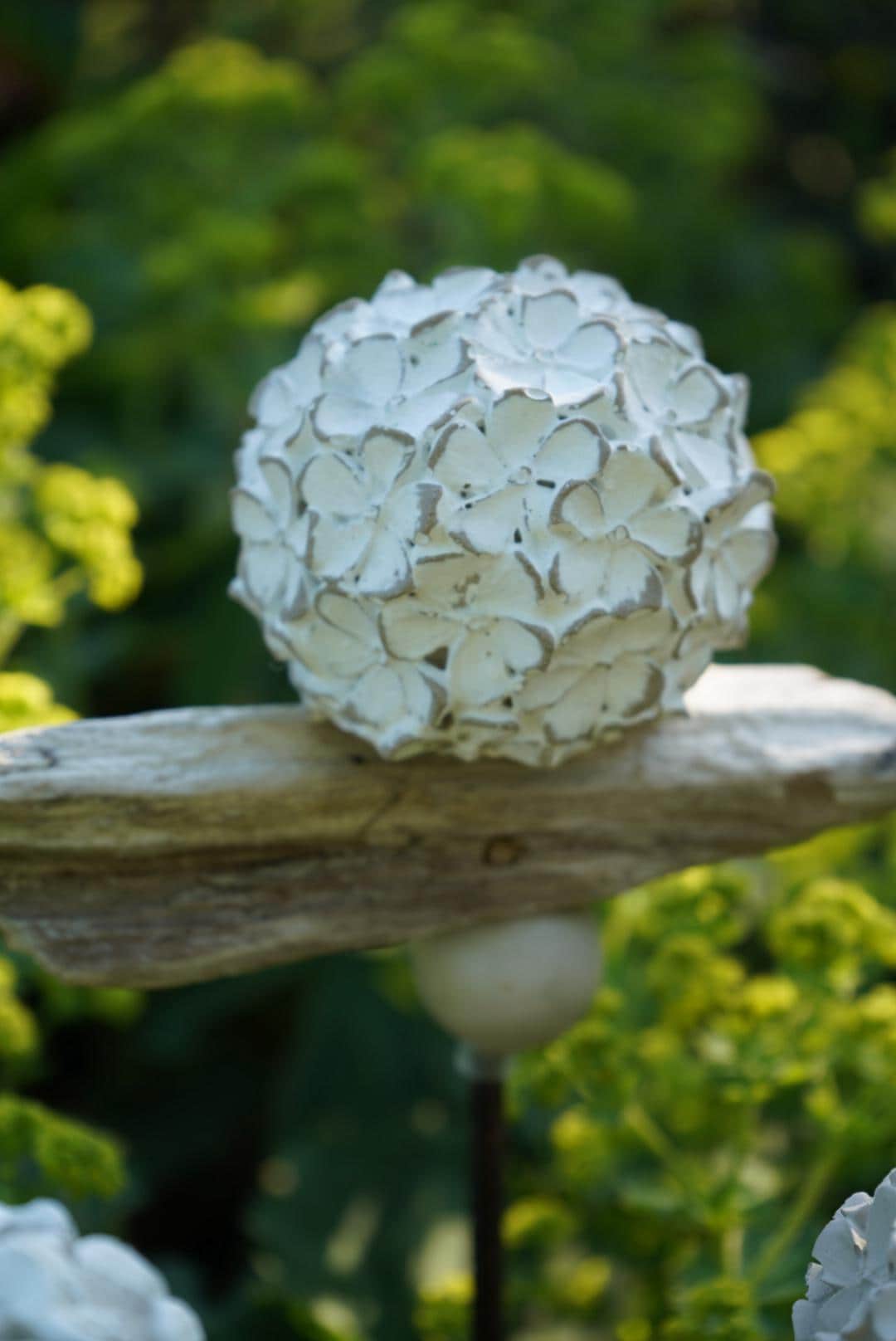 gemusterte Deko Kugel, Beton Kugel, Gartendeko, Kugel für den Garten MIT Holzstück und kleiner Kugel, Gartenstecker, shabby, hygge