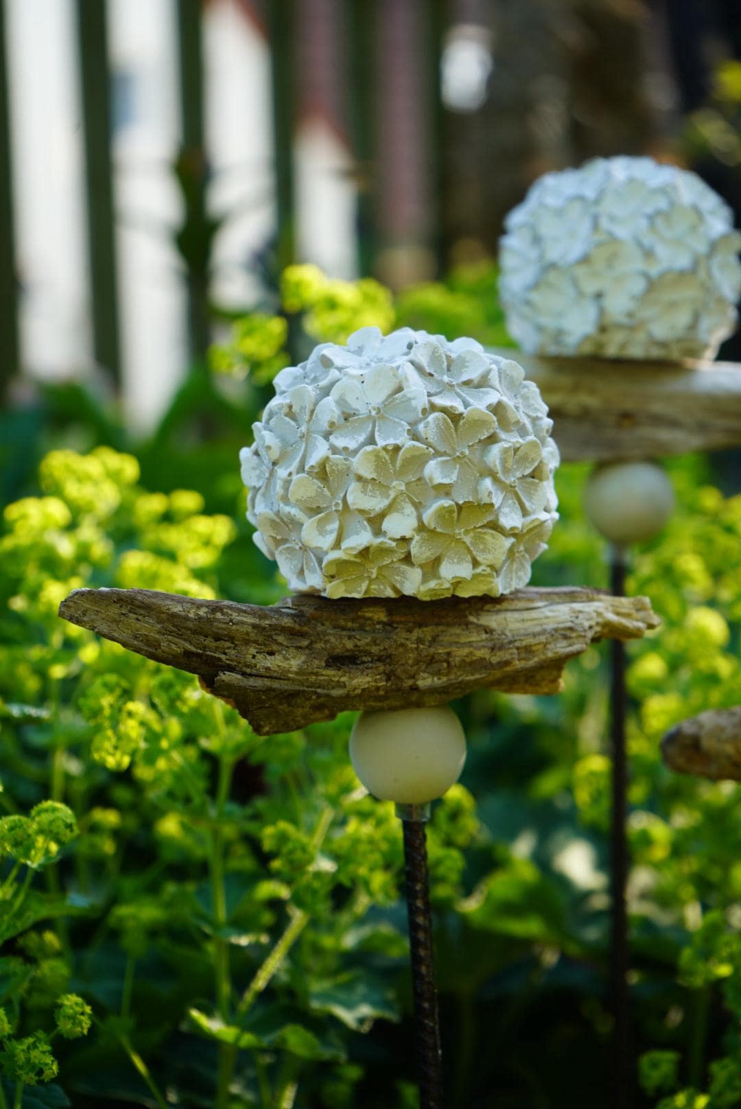gemusterte Deko Kugel, Beton Kugel, Gartendeko, Kugel für den Garten MIT Holzstück und kleiner Kugel, Gartenstecker, shabby, hygge