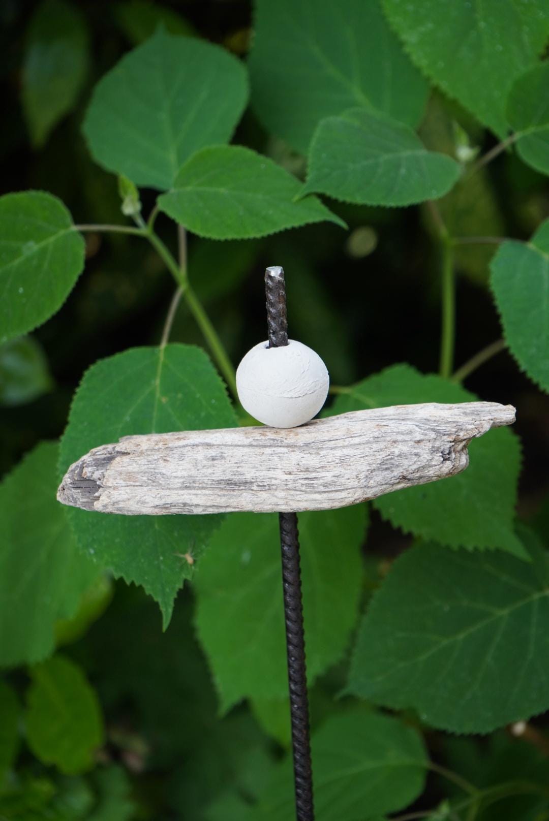 gemusterte Deko Kugel, Beton Kugel, Gartendeko, Kugel für den Garten MIT Holzstück und kleiner Kugel, Gartenstecker, shabby, hygge