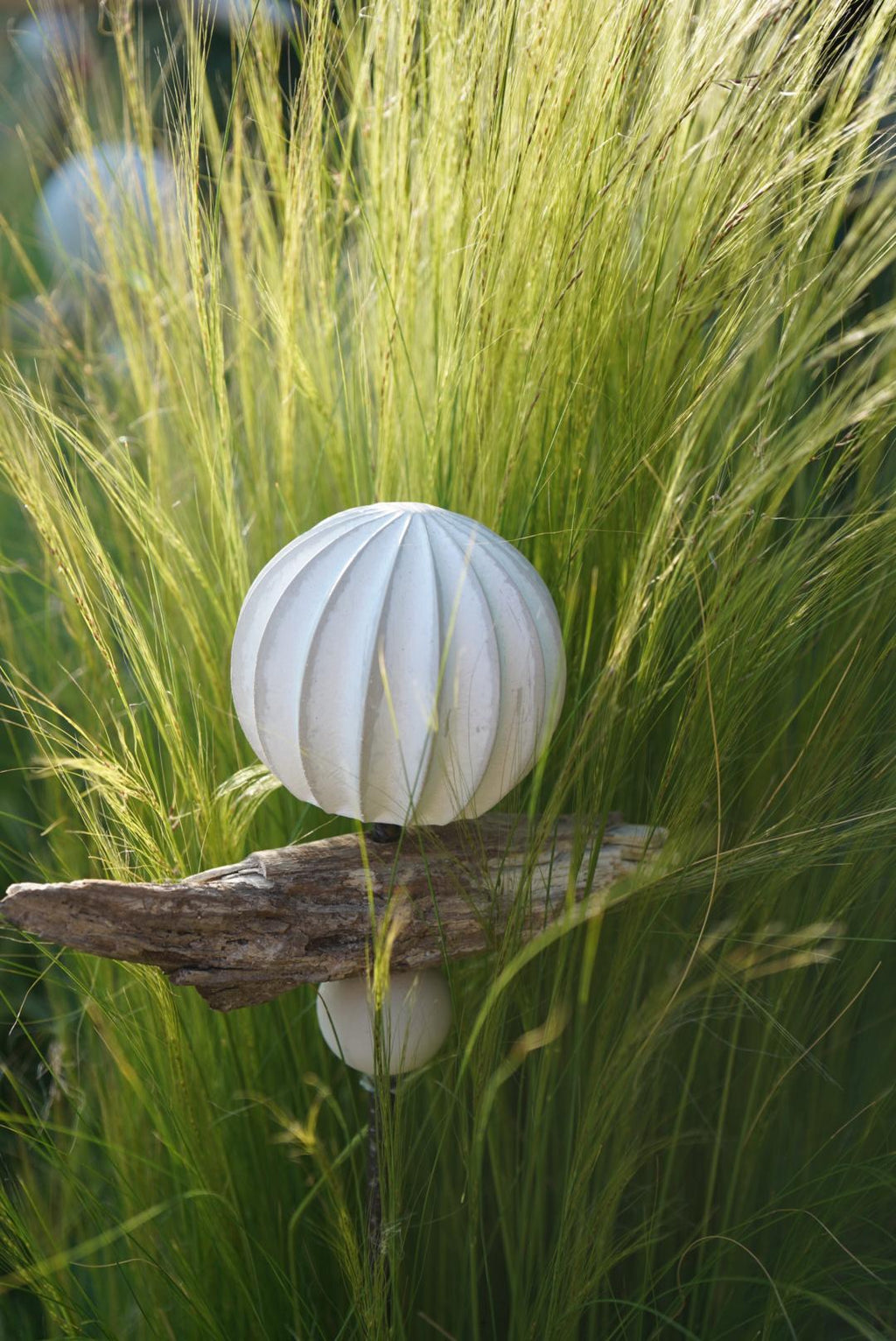 gemusterte Deko Kugel, Beton Kugel, Gartendeko, Kugel für den Garten MIT Holzstück und kleiner Kugel, Gartenstecker, shabby, hygge